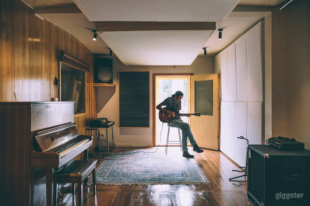 Well Equipped Recording Studio in Coburg North Photo 4