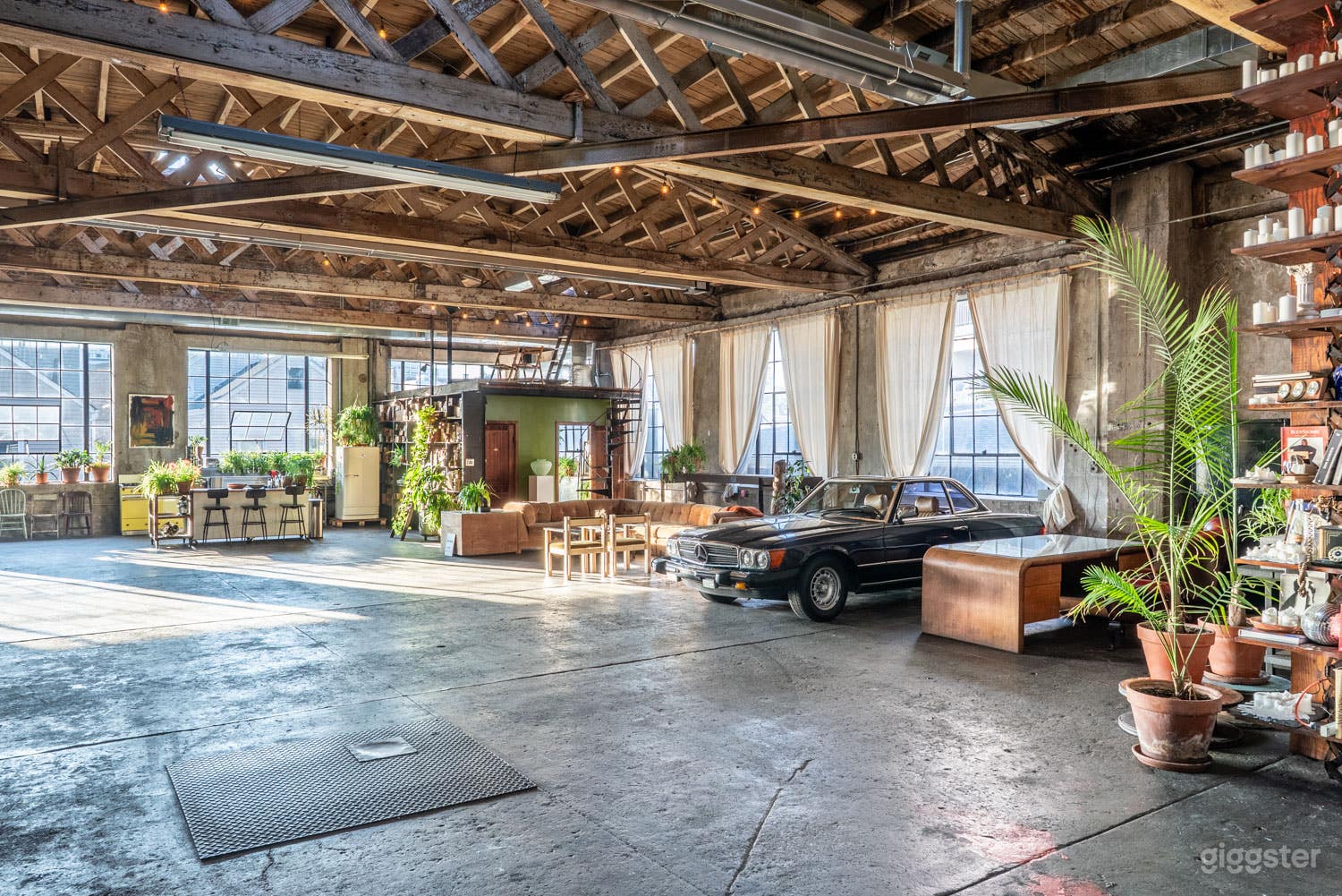 Large Sunny Industrial Loft  Photo 2