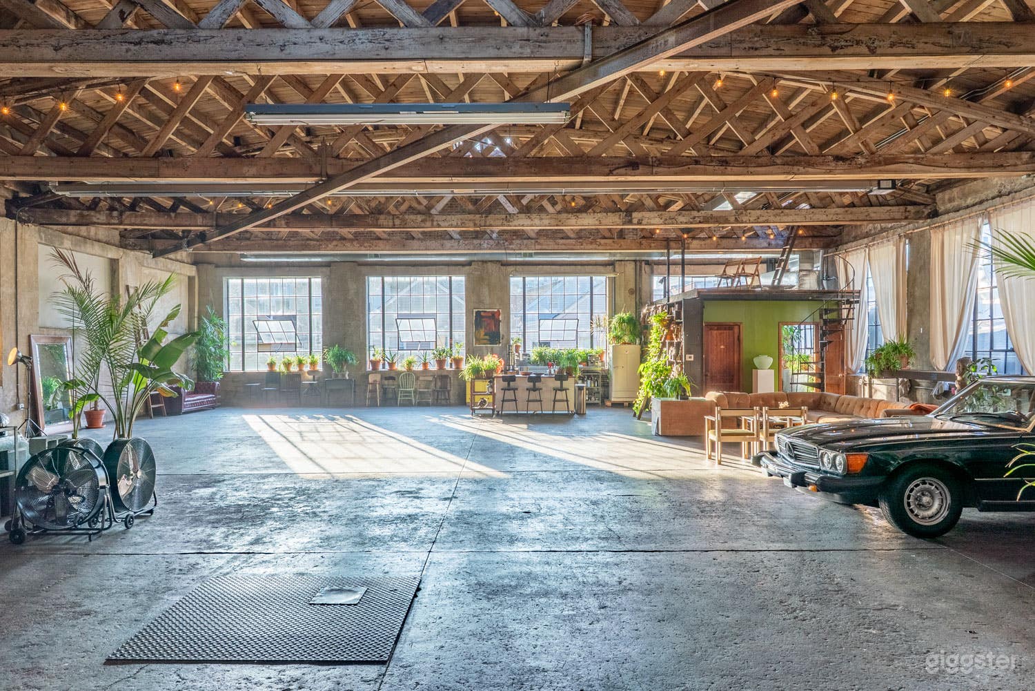 Large Sunny Industrial Loft  Photo 3
