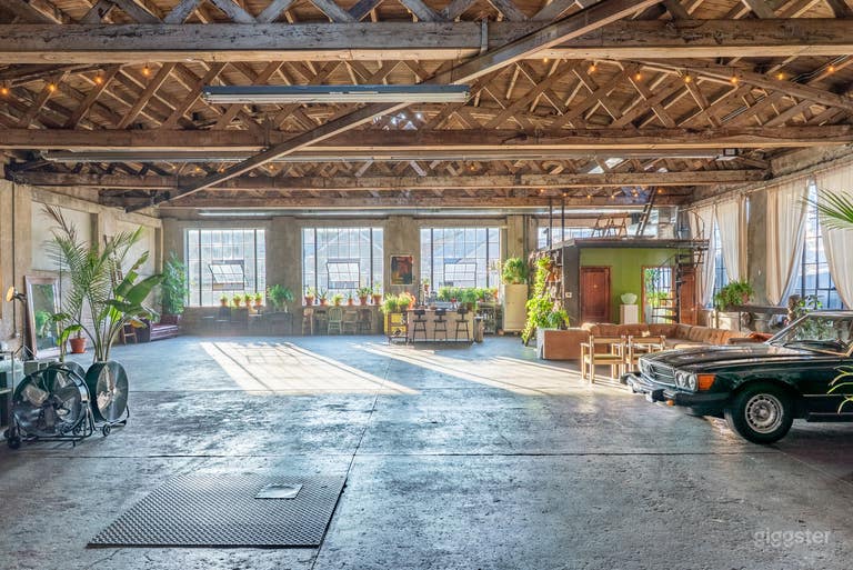  Large Sunny Industrial Loft  
