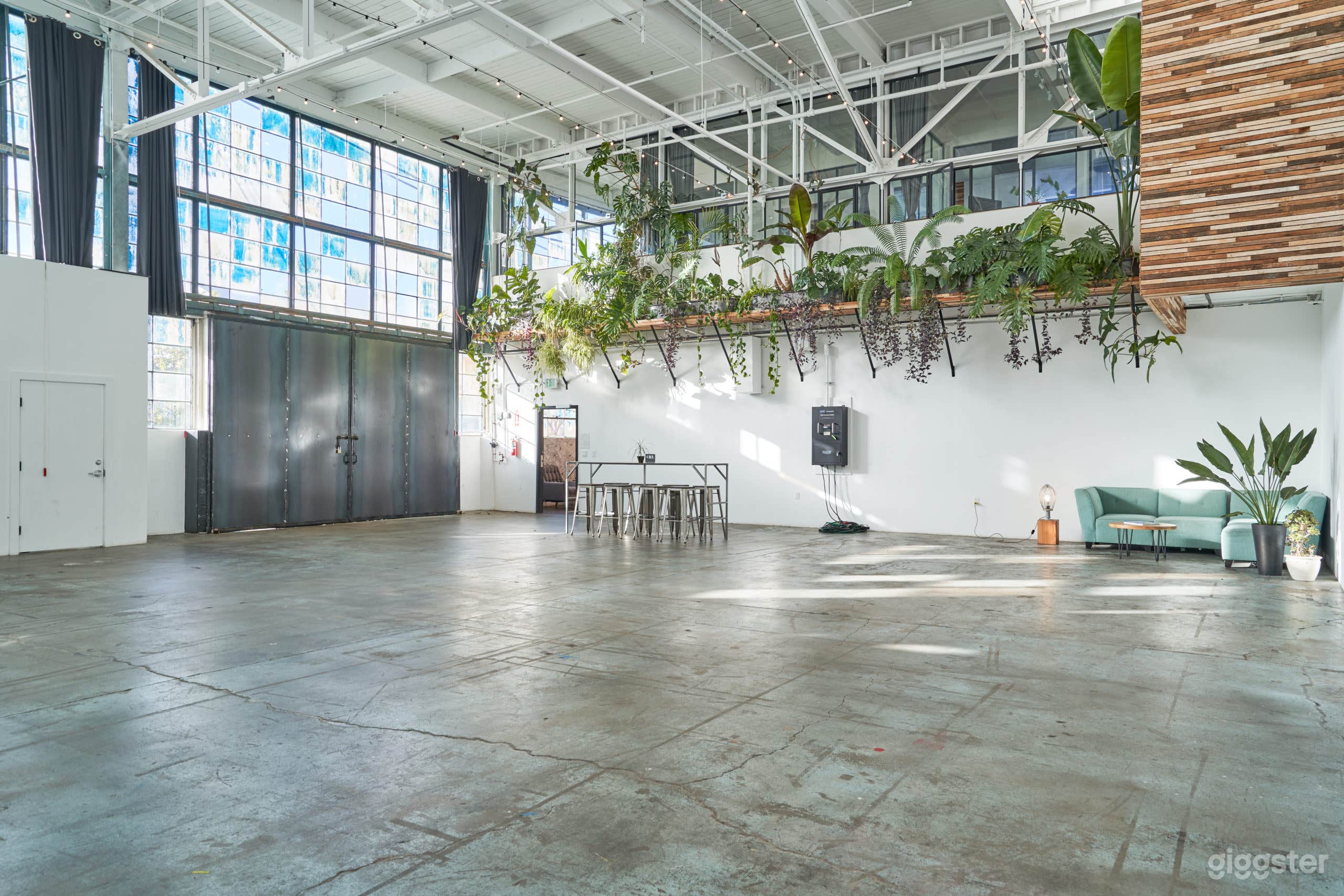 Studio 4 - 2,000-square-foot open photo and video studio  Photo 2