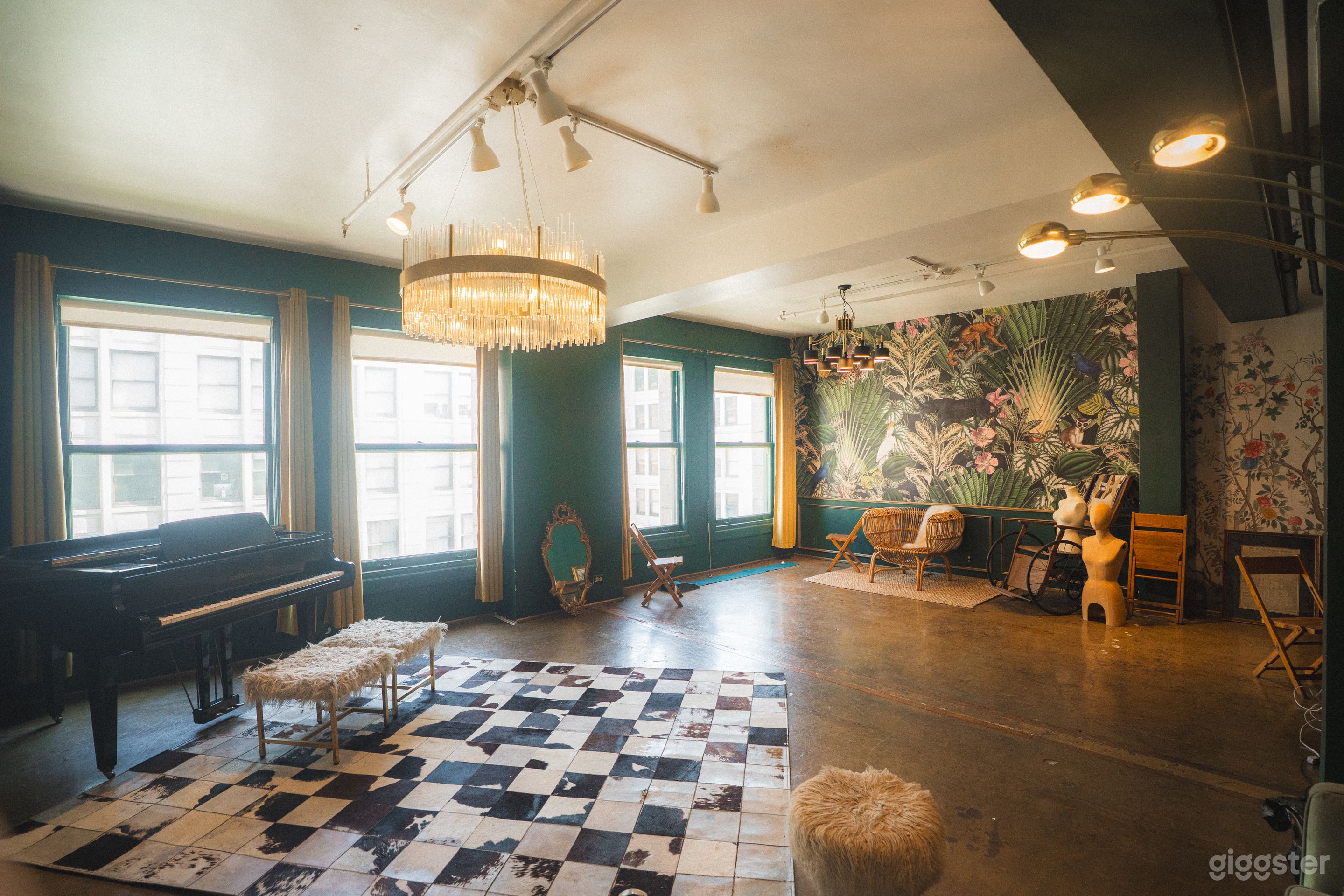 DTLA Studio with Piano, Vintage Décor & Botanical Walls Photo 1