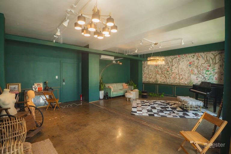  DTLA Studio with Piano, Vintage Décor & Botanical Walls 