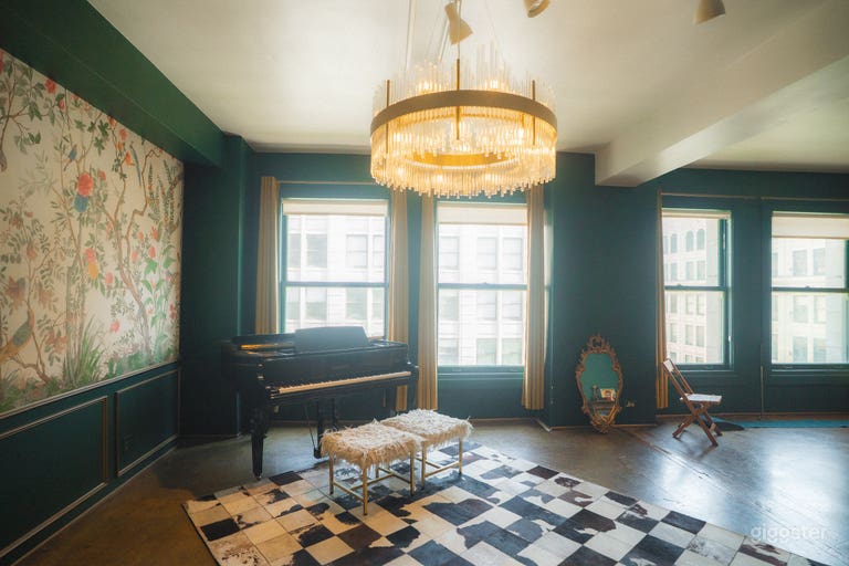  DTLA Studio with Piano, Vintage Décor & Botanical Walls 