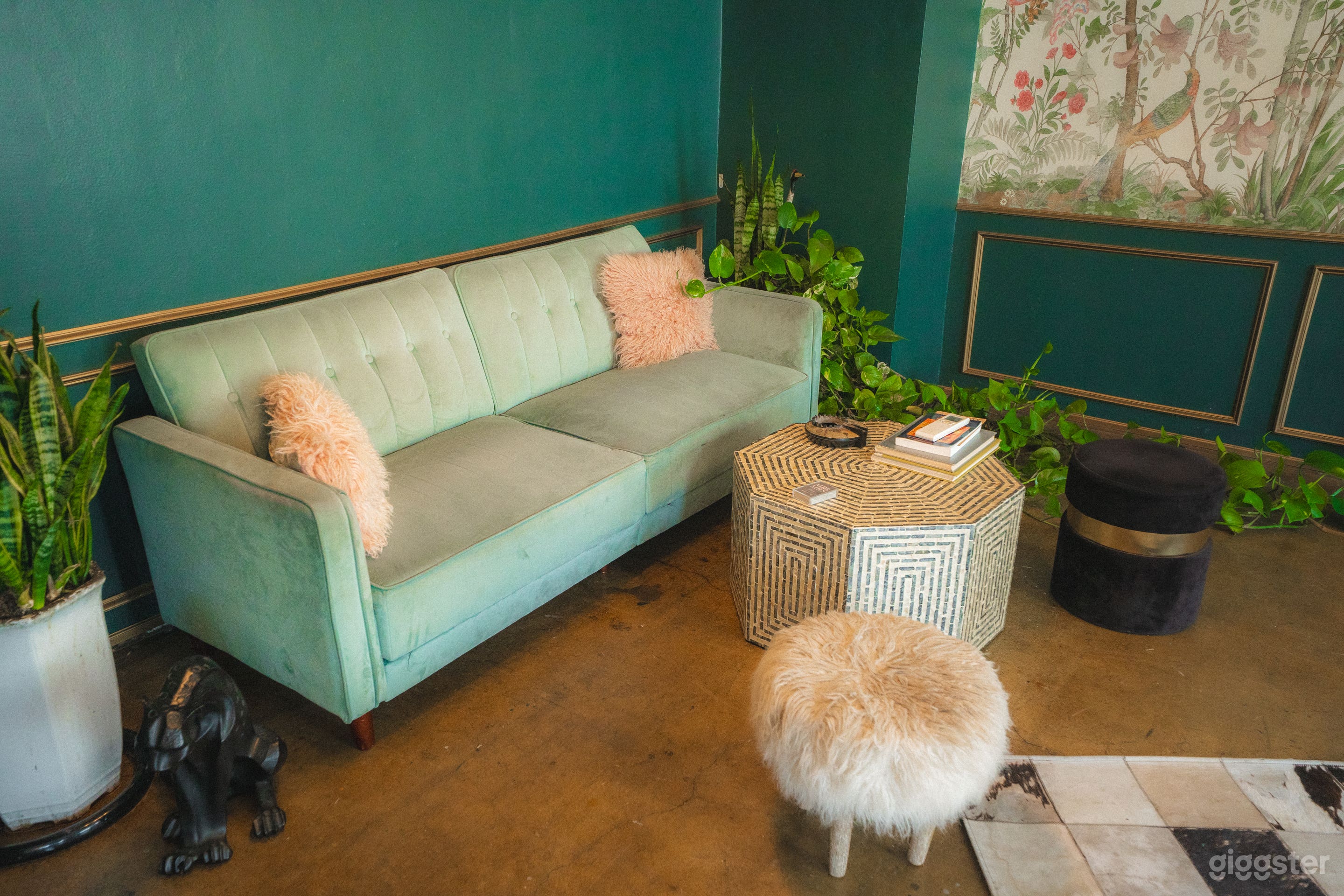 DTLA Studio with Piano, Vintage Décor & Botanical Walls Photo 4