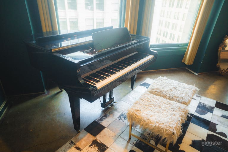  DTLA Studio with Piano, Vintage Décor & Botanical Walls 