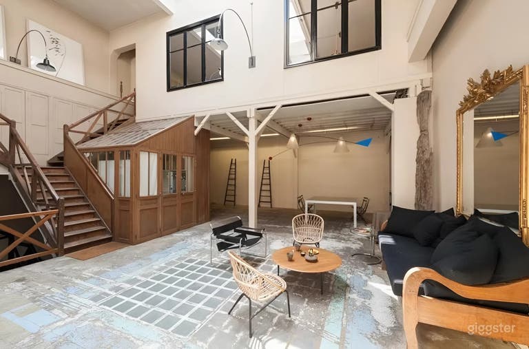  Schicker und industrieller Workshop unter einem Glasdach in Paris 