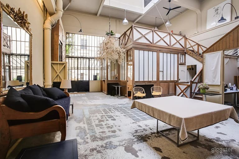  Schicker und industrieller Workshop unter einem Glasdach in Paris 