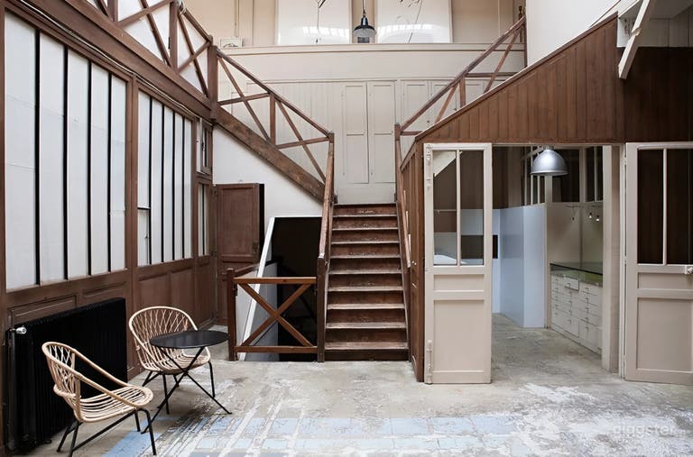  Schicker und industrieller Workshop unter einem Glasdach in Paris 
