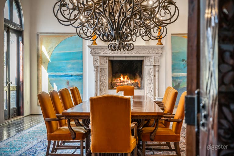  LUXURIOUS OASIS: BENEDICT CANYON'S CINEMATIC GEM 