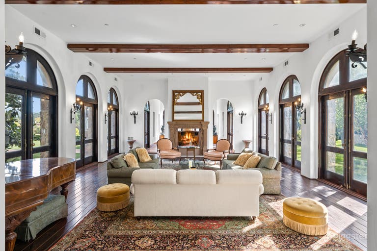  LUXURIOUS OASIS: BENEDICT CANYON'S CINEMATIC GEM 