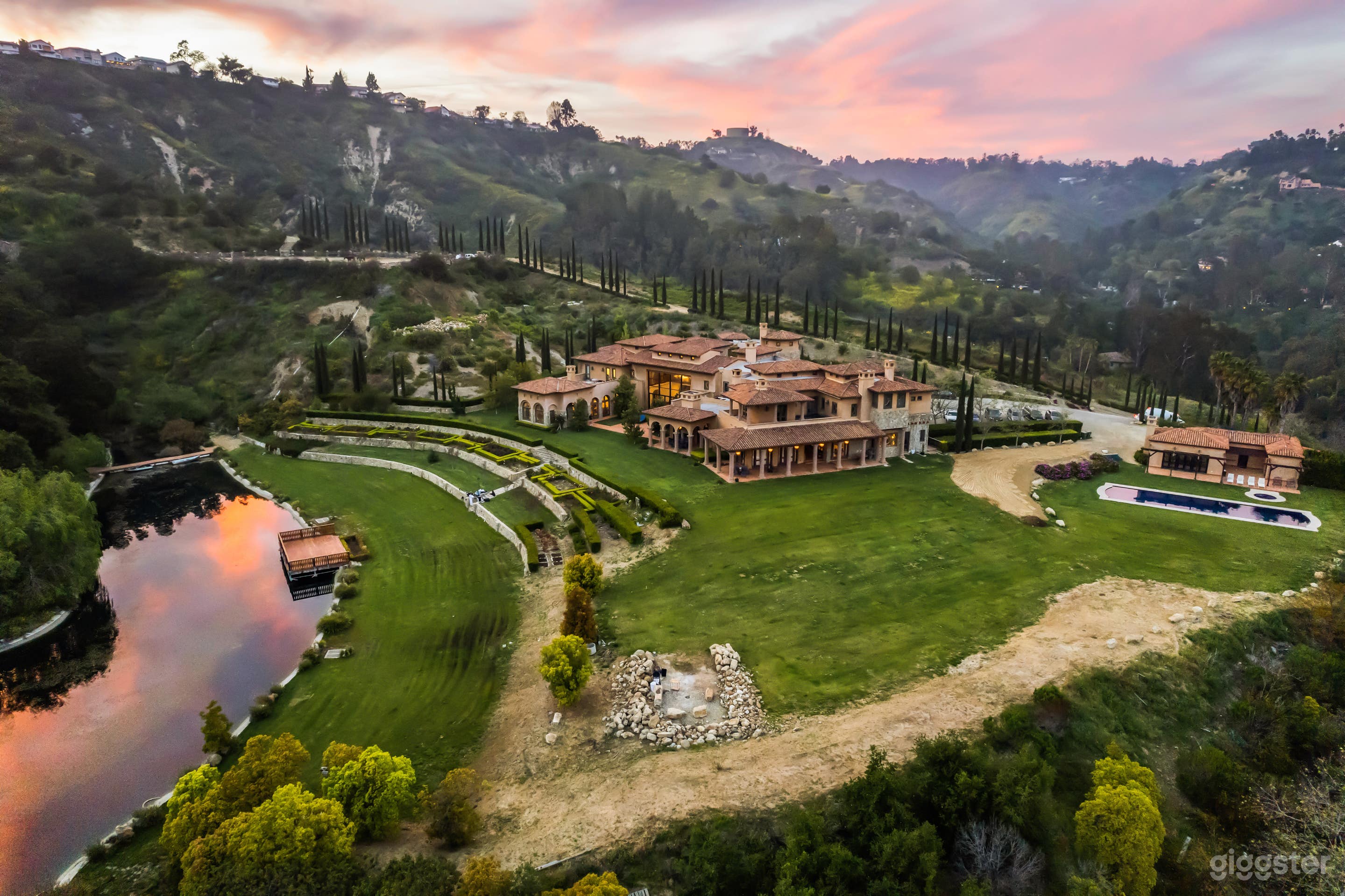 LUXURIOUS OASIS: BENEDICT CANYON'S CINEMATIC GEM Photo 2