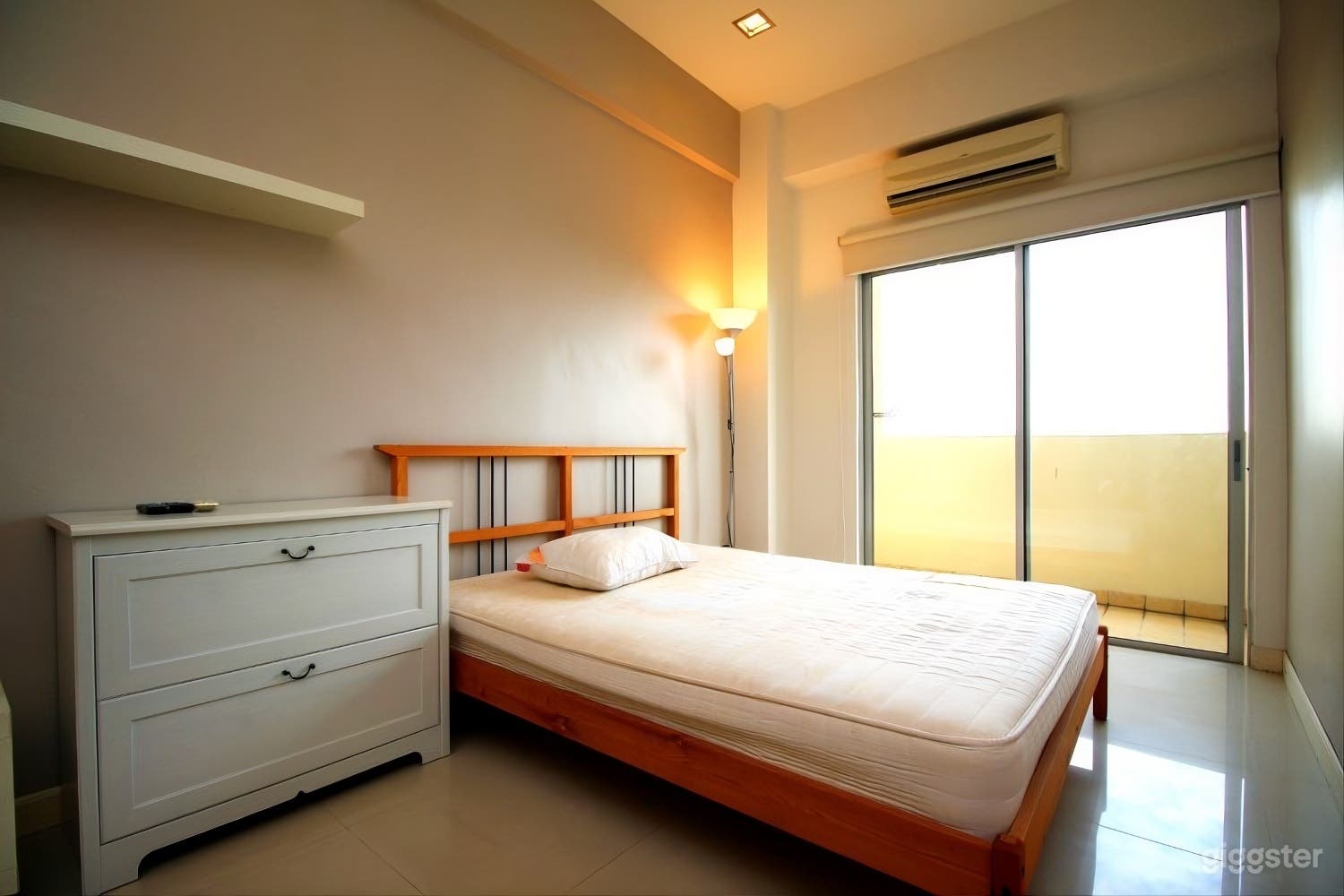 Cozy place with warm lights Photo 2