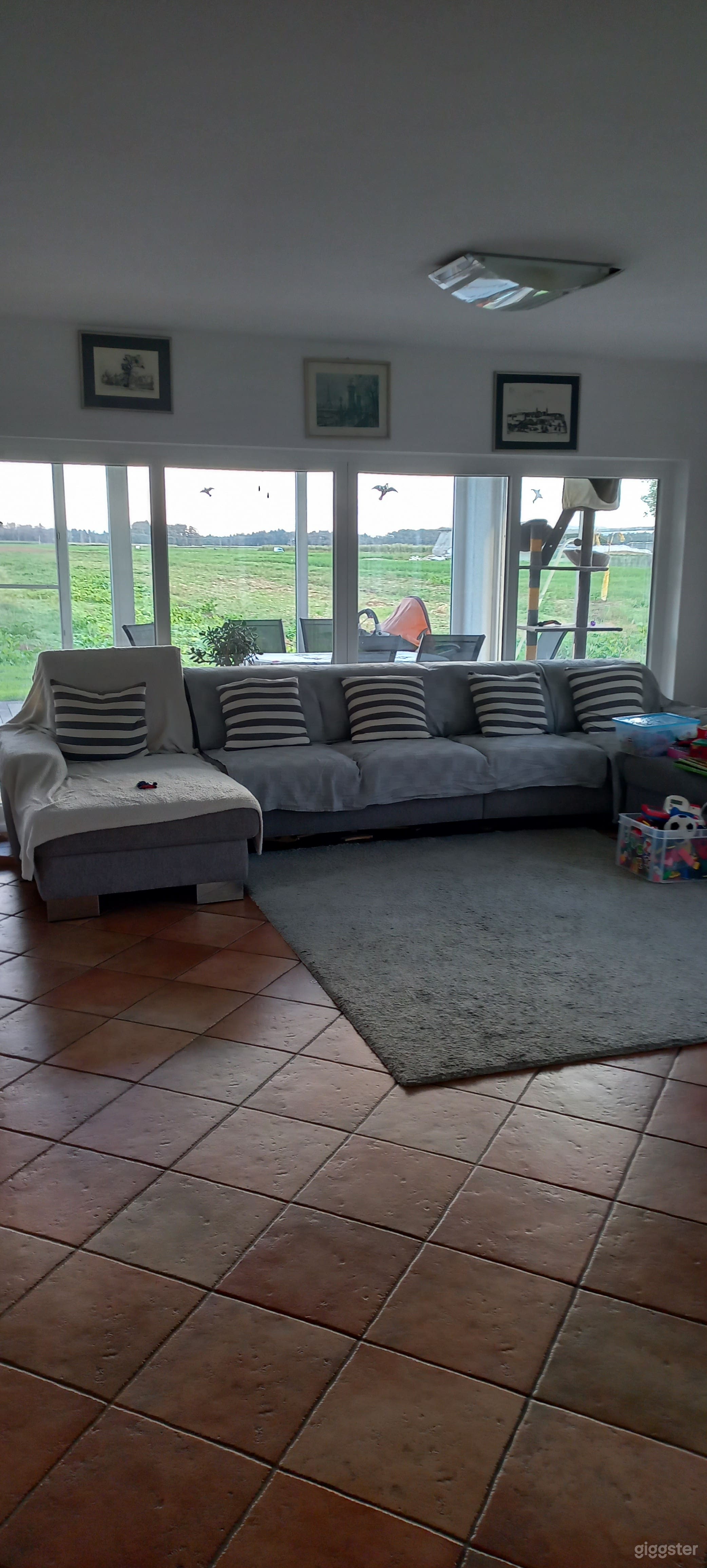 Spacious Family House with Garden Photo 2