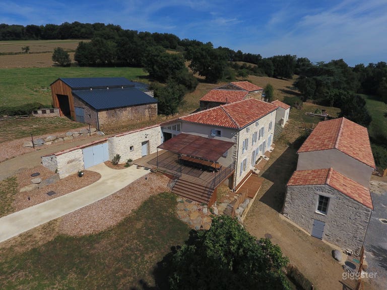  Charmant hameau en pierre sur 20 acres de campagne française 