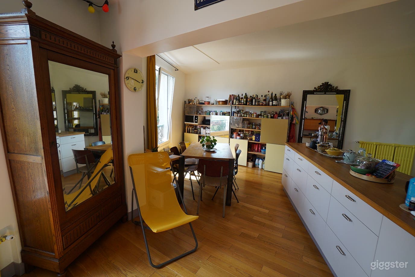 Photo de Appartement-maison joyeux de 5 pièces avec vue sur tout Paris ! 3