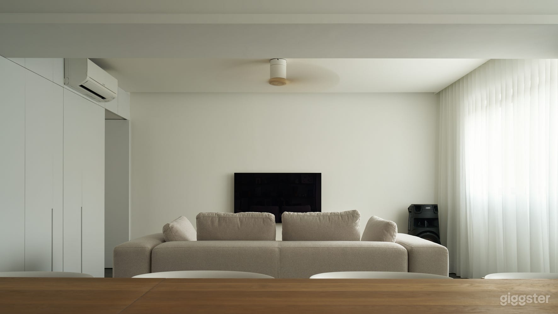 Contemporary Apartment with Kitchen Island Photo 2