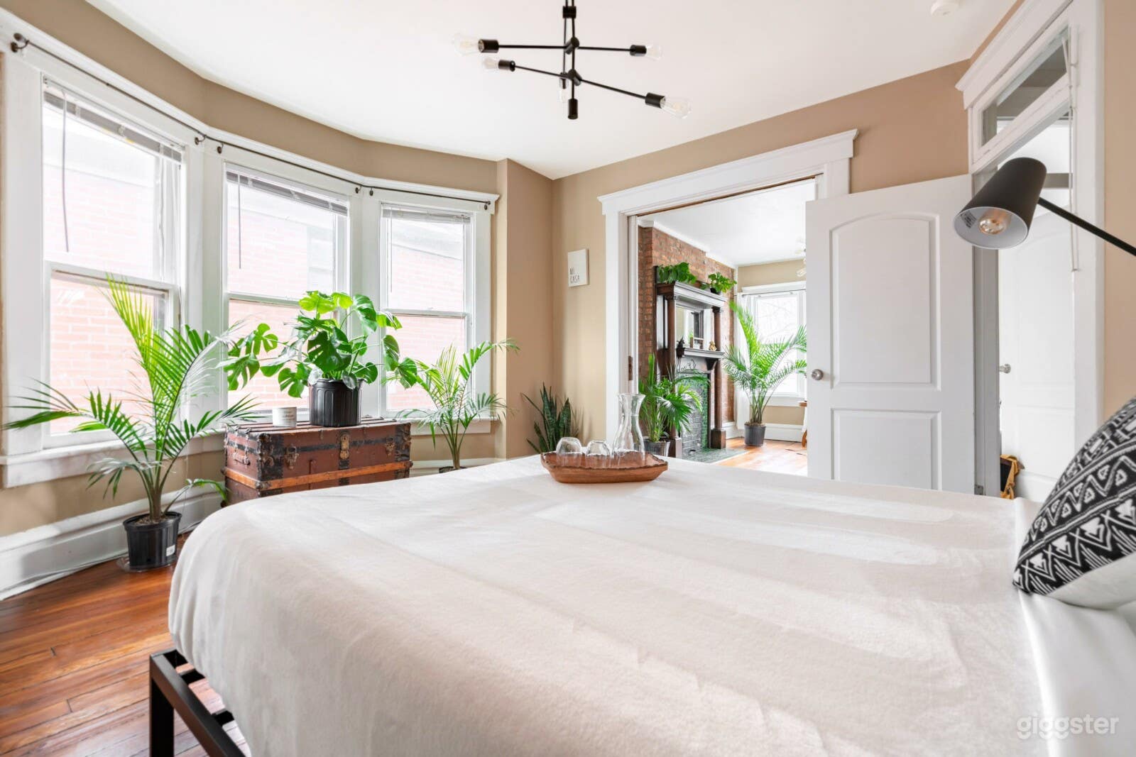 The Jungle Book, NORTH DOWNTOWN TOWNHOUSE Photo 4