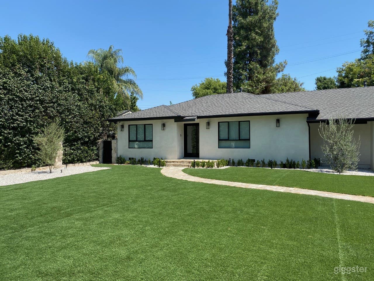 Sleek and Sexy in the Valley Photo 1