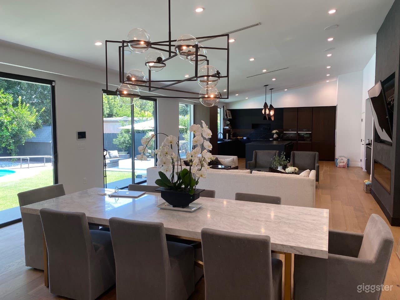 Sleek and Sexy in the Valley Photo 4