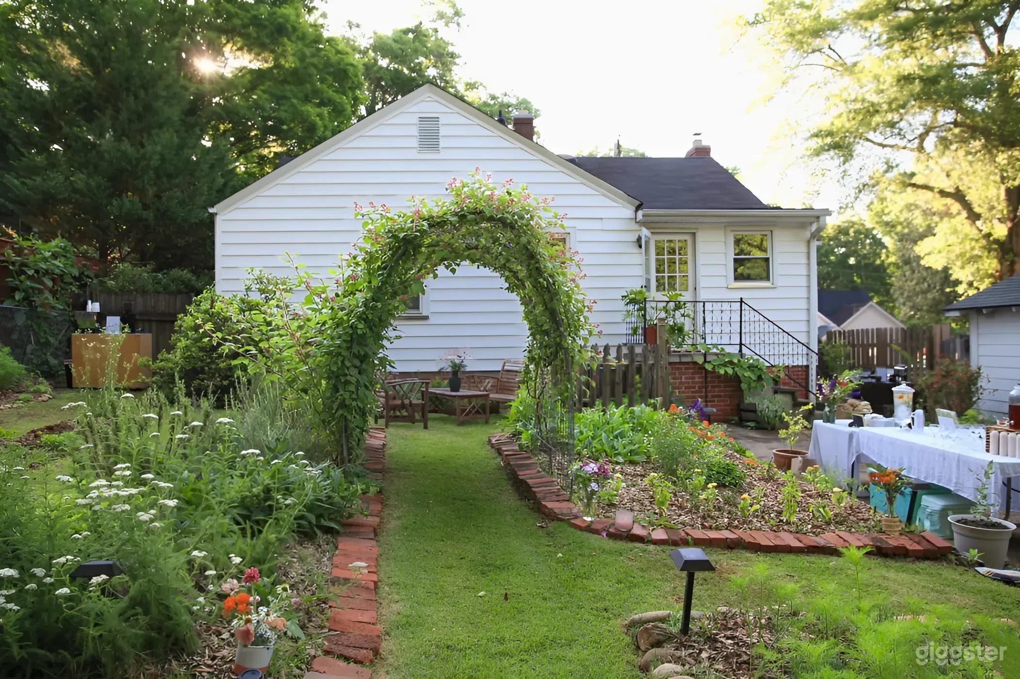 Private Garden & Sunlit Studio BUYOUT Photo 2