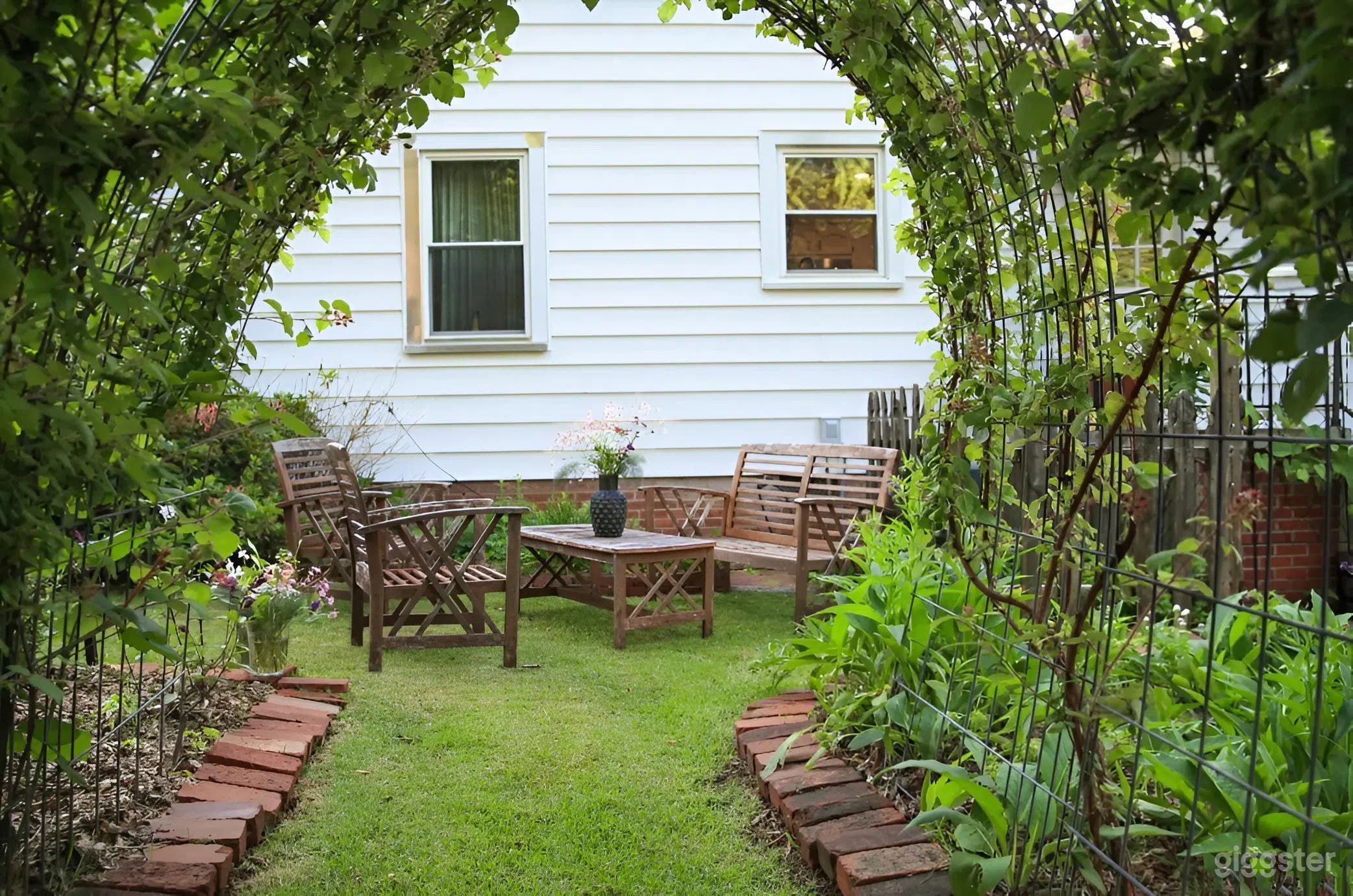 Private Garden & Sunlit Studio BUYOUT Photo 1