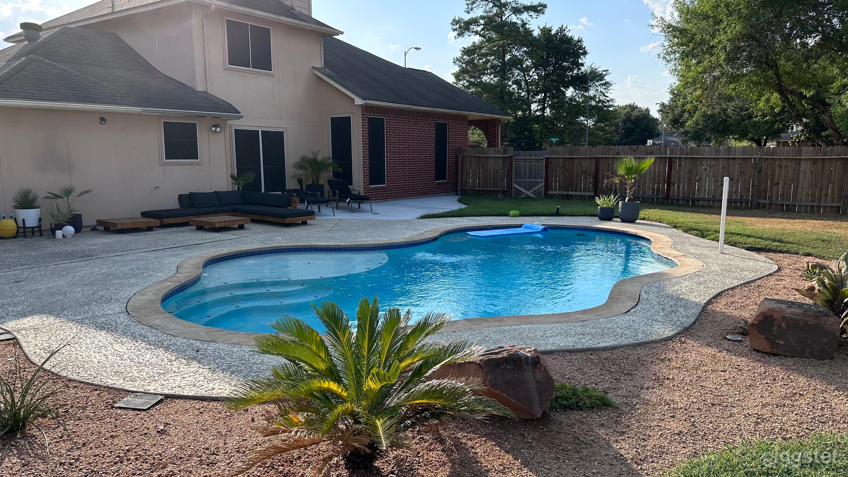 Modern Minimalist House with Outdoor Pool Photo 2