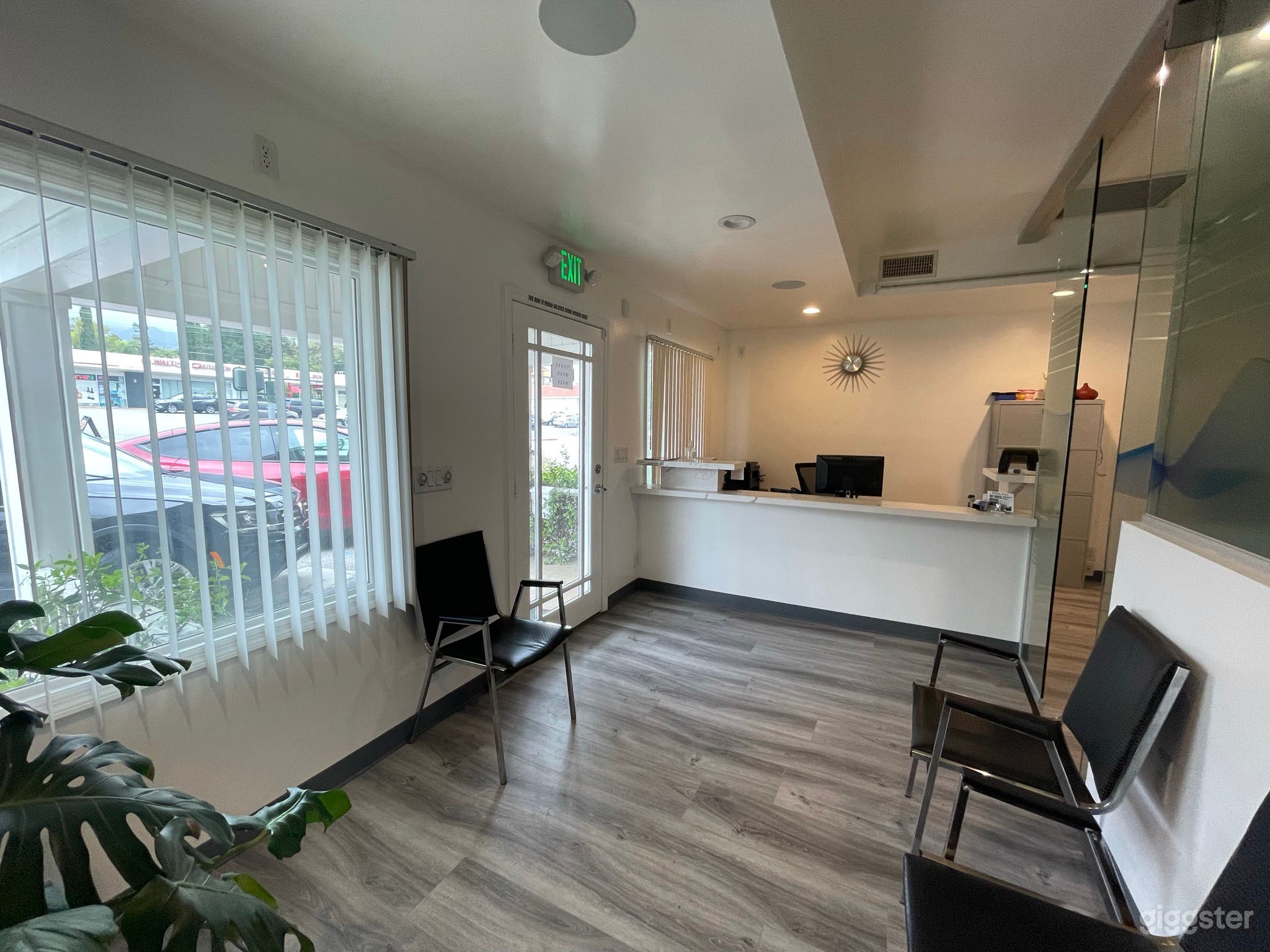 Modern Dental office with exam room Photo 4