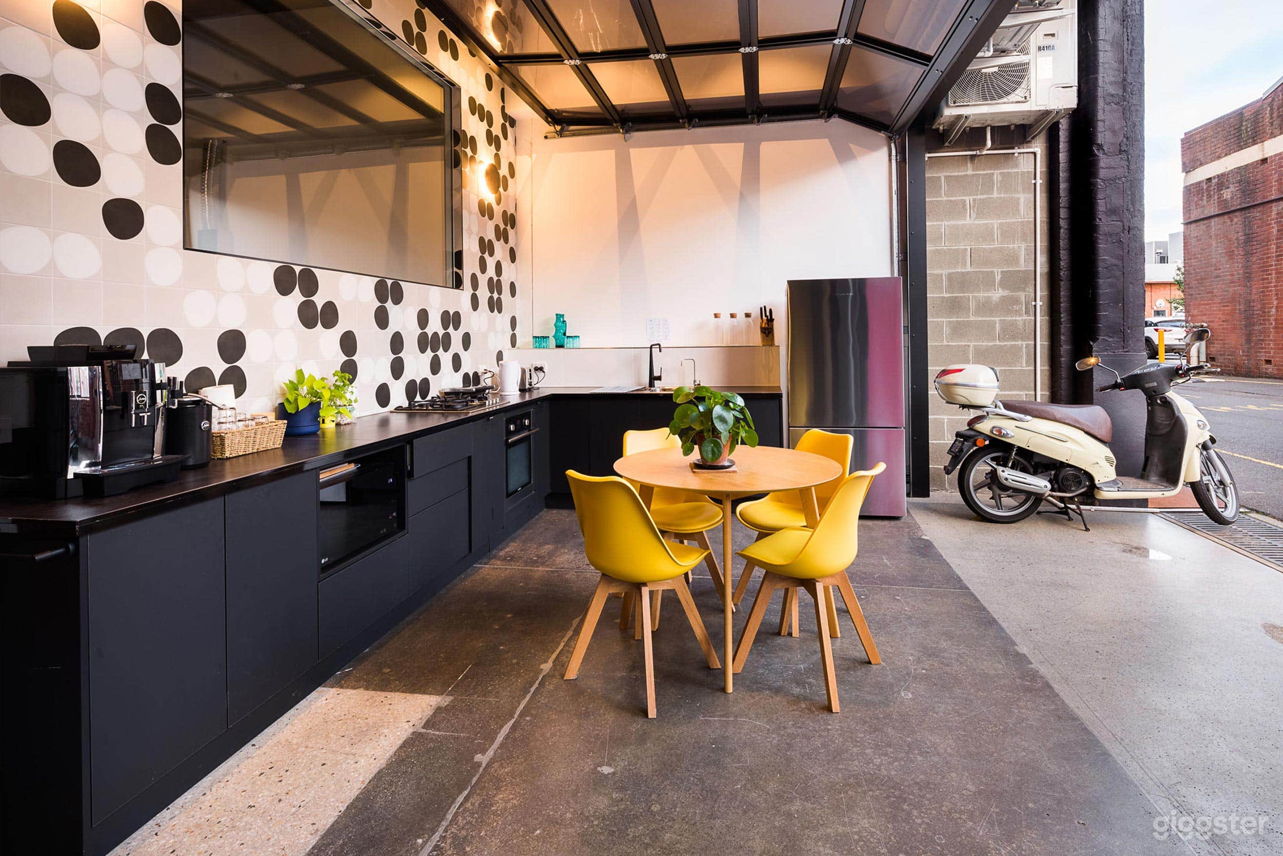 Studio with Green Screen in Footscray Photo 4