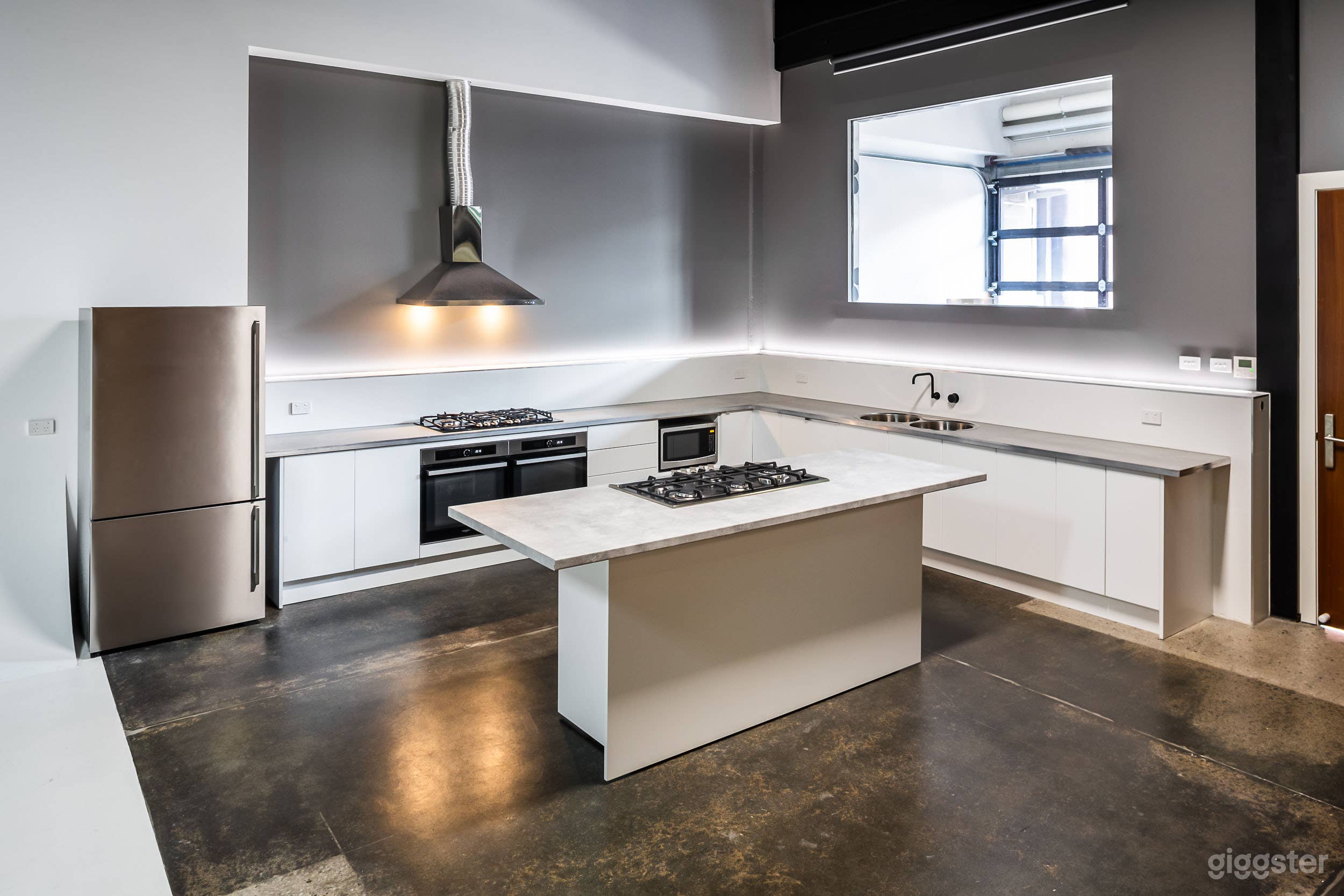 Studio with Green Screen in Footscray Photo 3