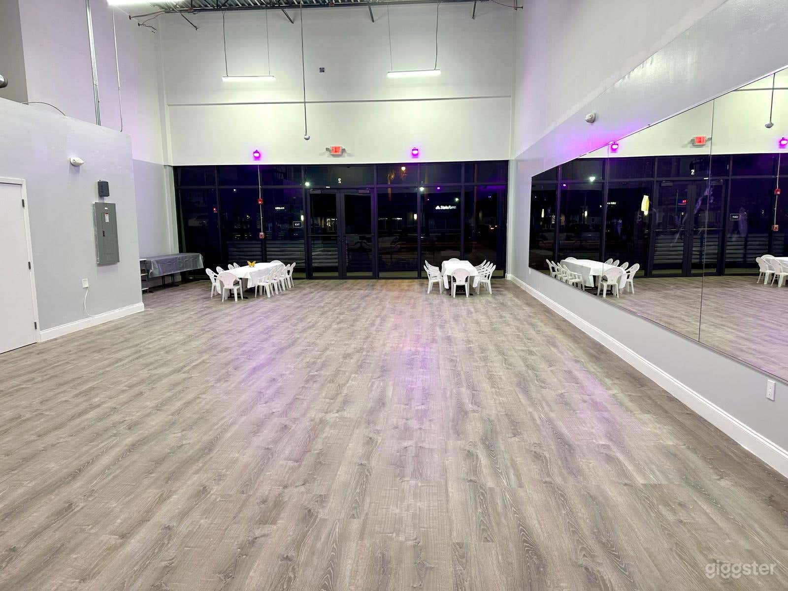 The studio space offers various possibilities for setting up.