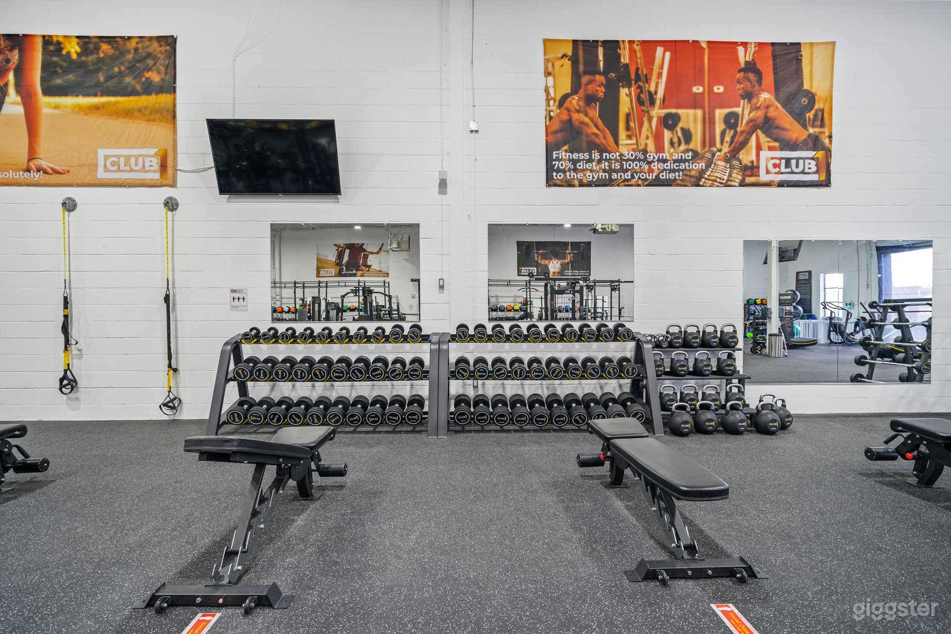 Huge Modern Fitness Gym Photo 4