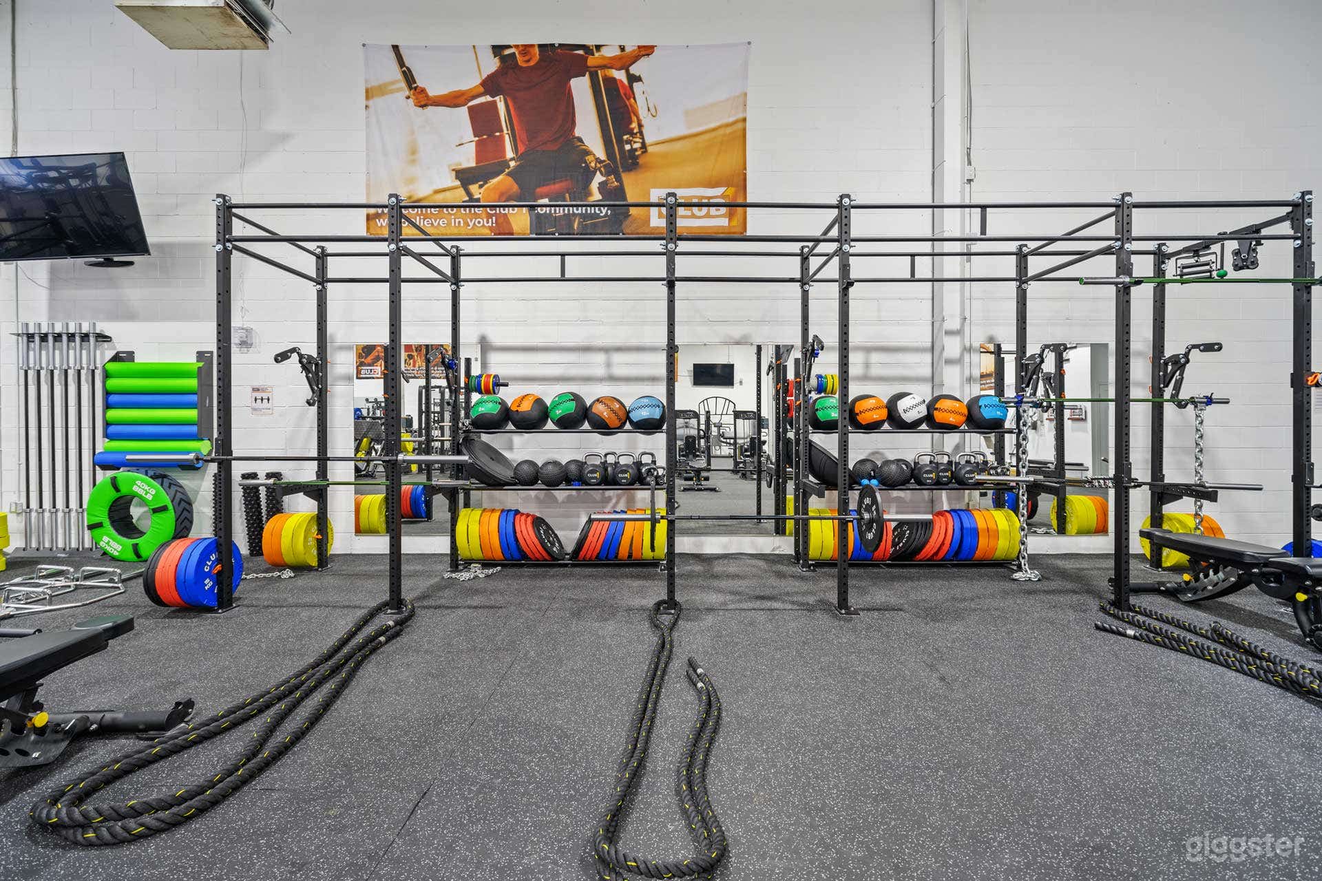 Huge Modern Fitness Gym Photo 3