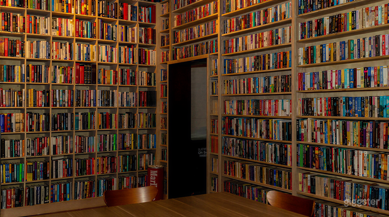  Espacio Creativo para Conferencias con Libros de Pared a Pared 