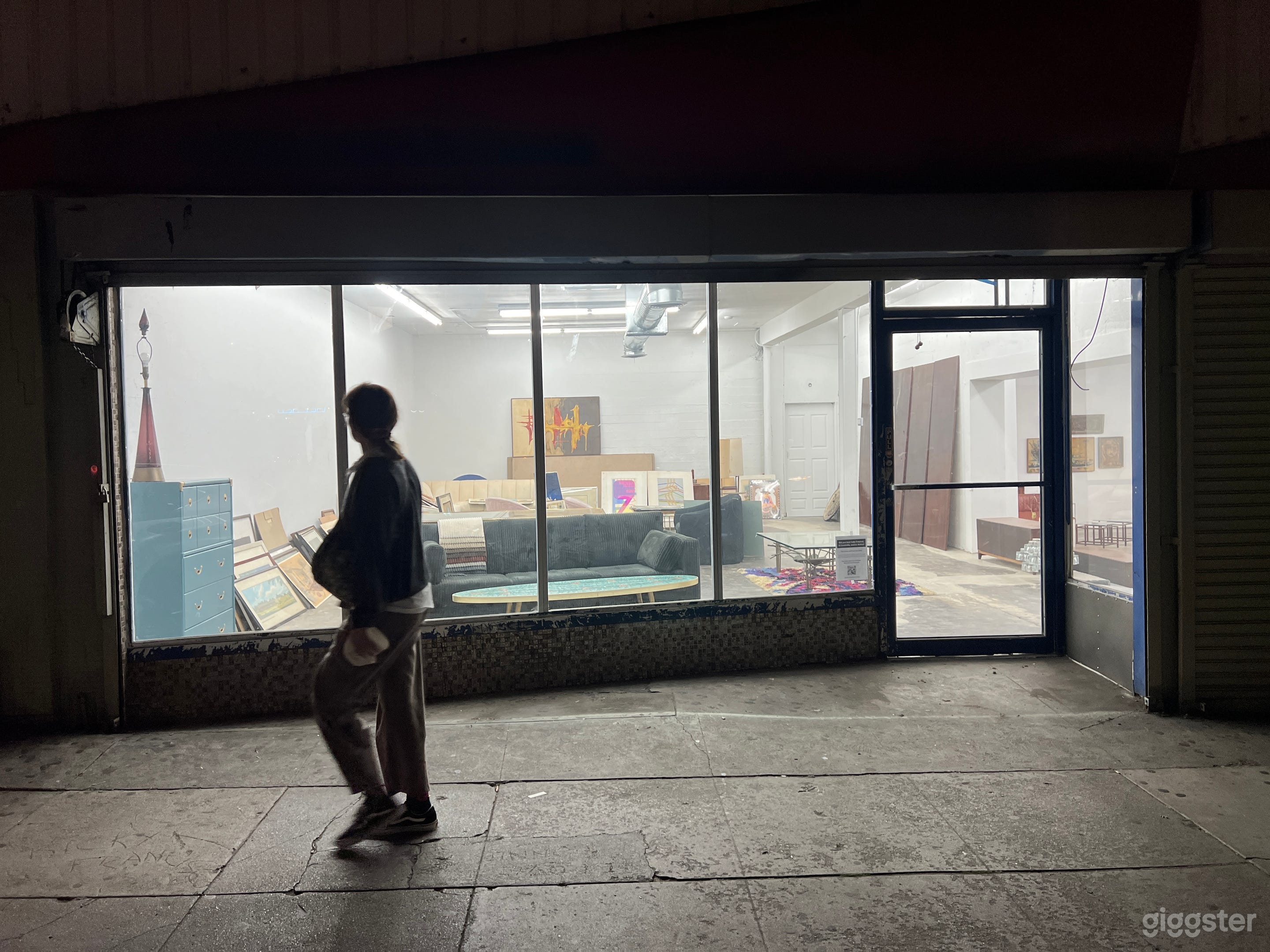 Pop Up next to popular Bars and Restaurants Photo 3