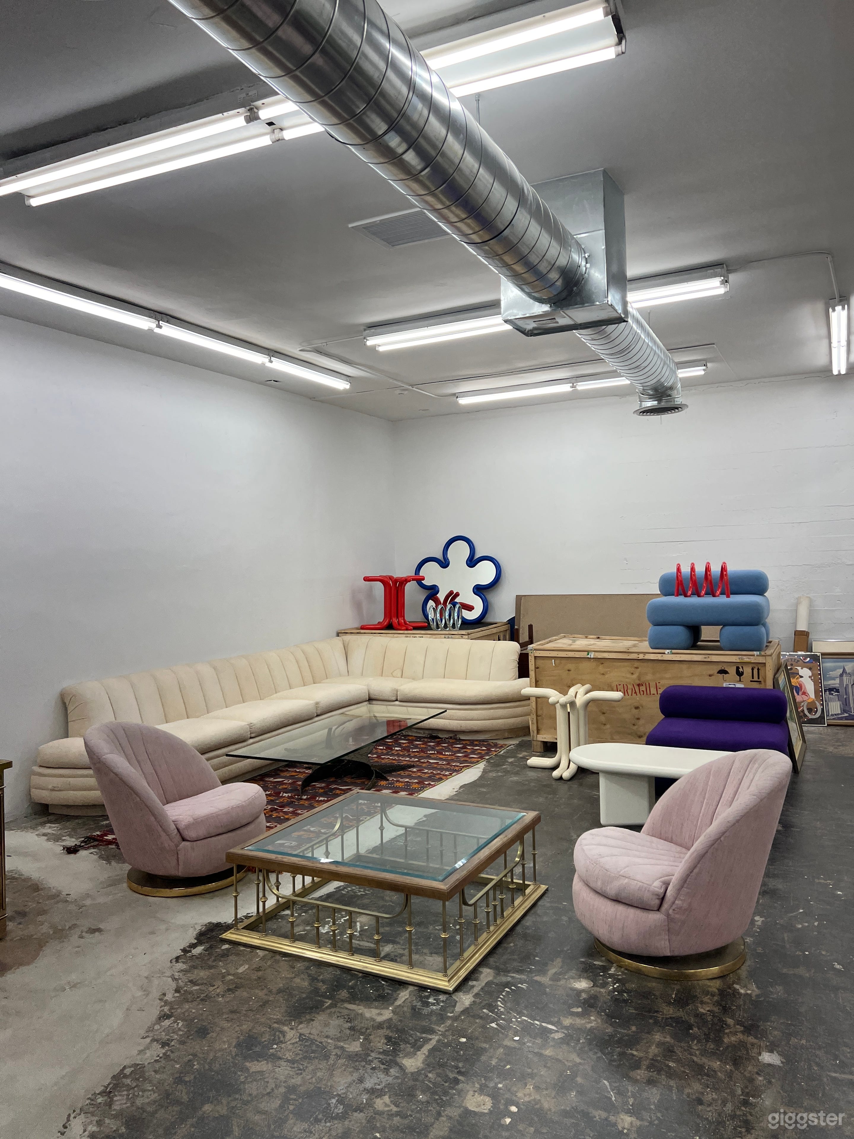 Pop Up next to popular Bars and Restaurants Photo 4