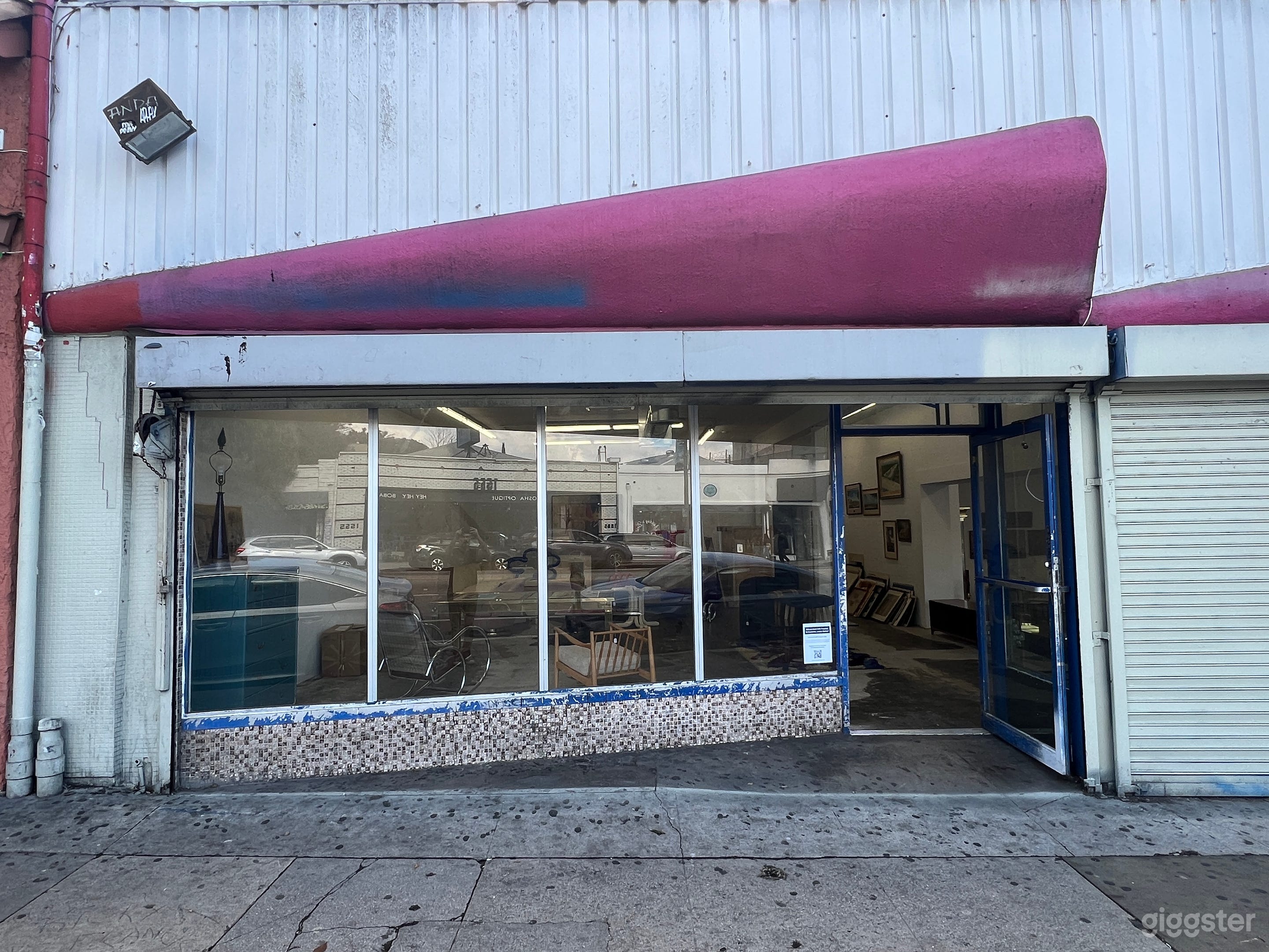 Pop Up next to popular Bars and Restaurants Photo 2