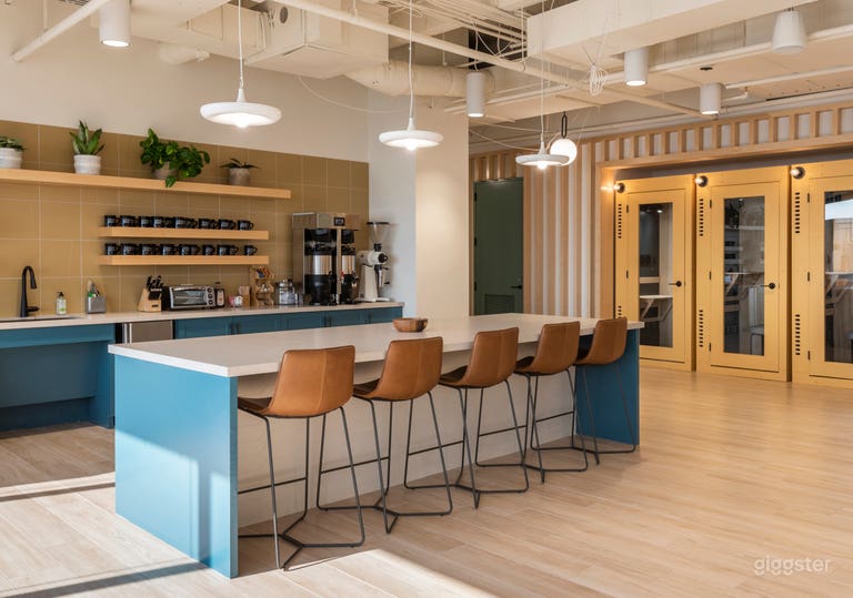  Premium High-Rise Coworking Space with Panoramic City Views in Uptown Houston 