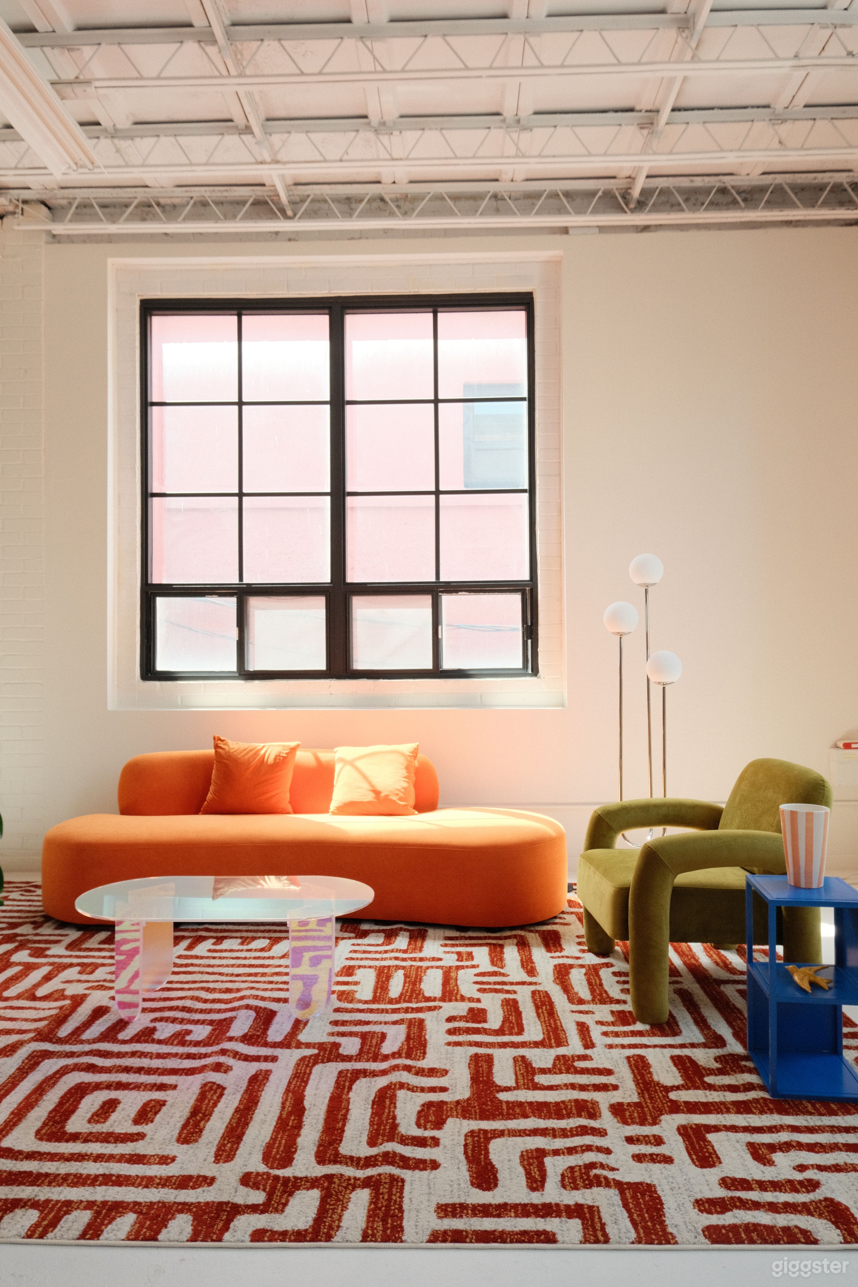NEW! Bold &amp; Colourful Creative Studio Loft Photo 3