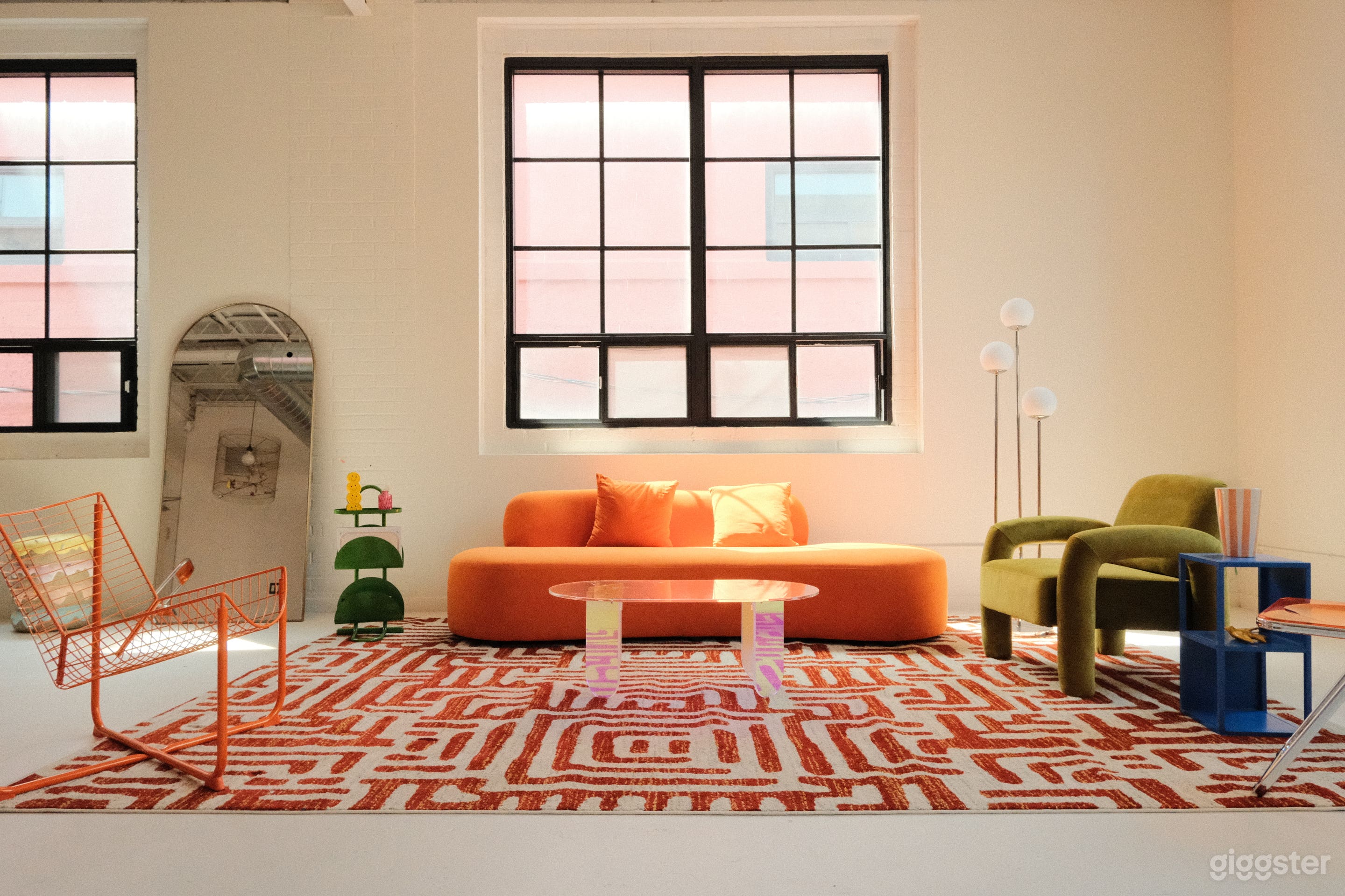 NEW! Bold &amp; Colourful Creative Studio Loft Photo 1