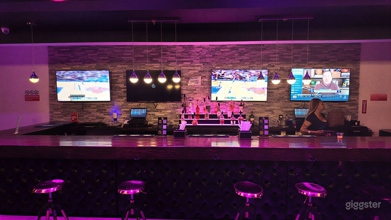  Restaurant Upstairs Lounge 