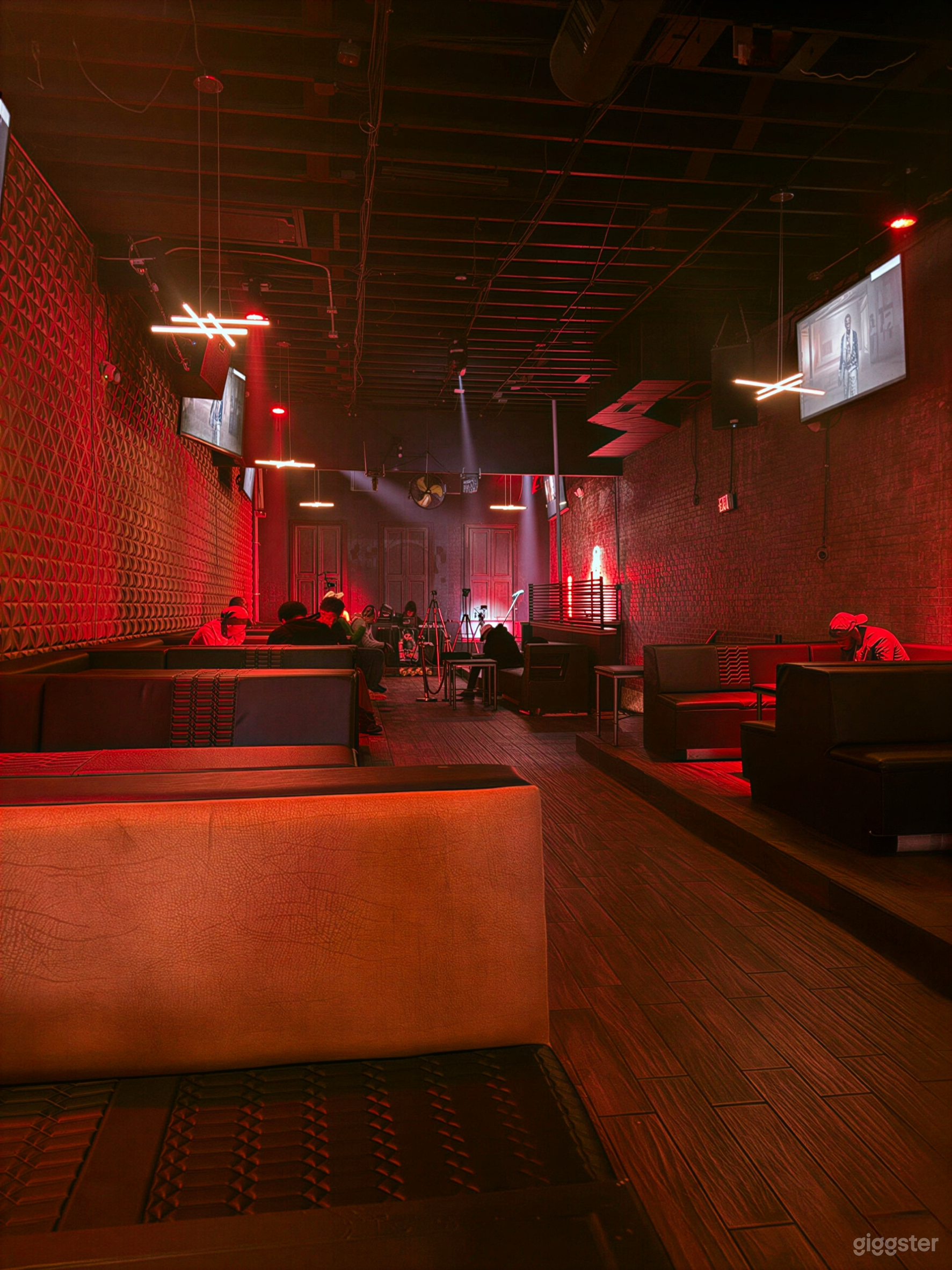 Restaurant with Upstairs Lounge Photo 4