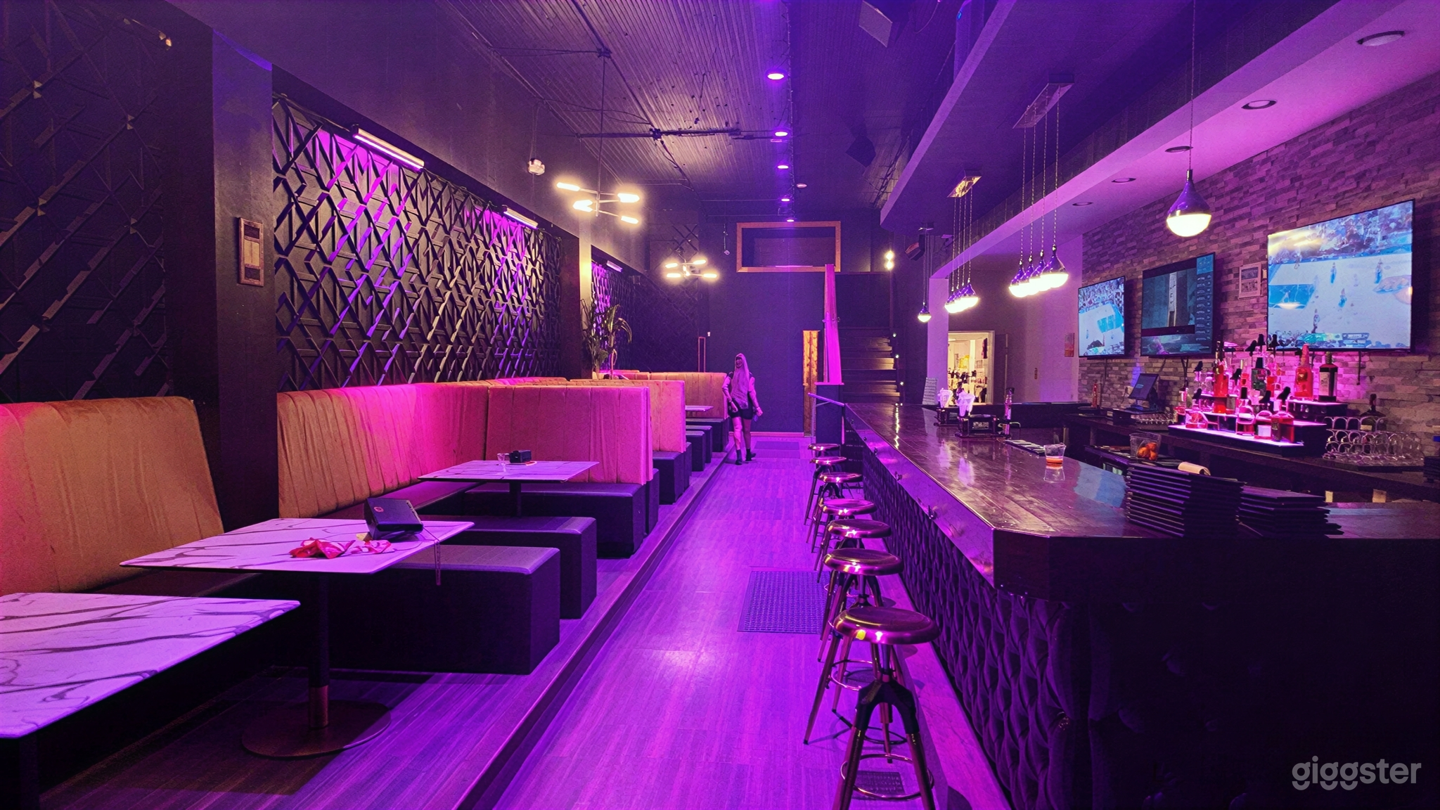 Restaurant with Upstairs Lounge Photo 2