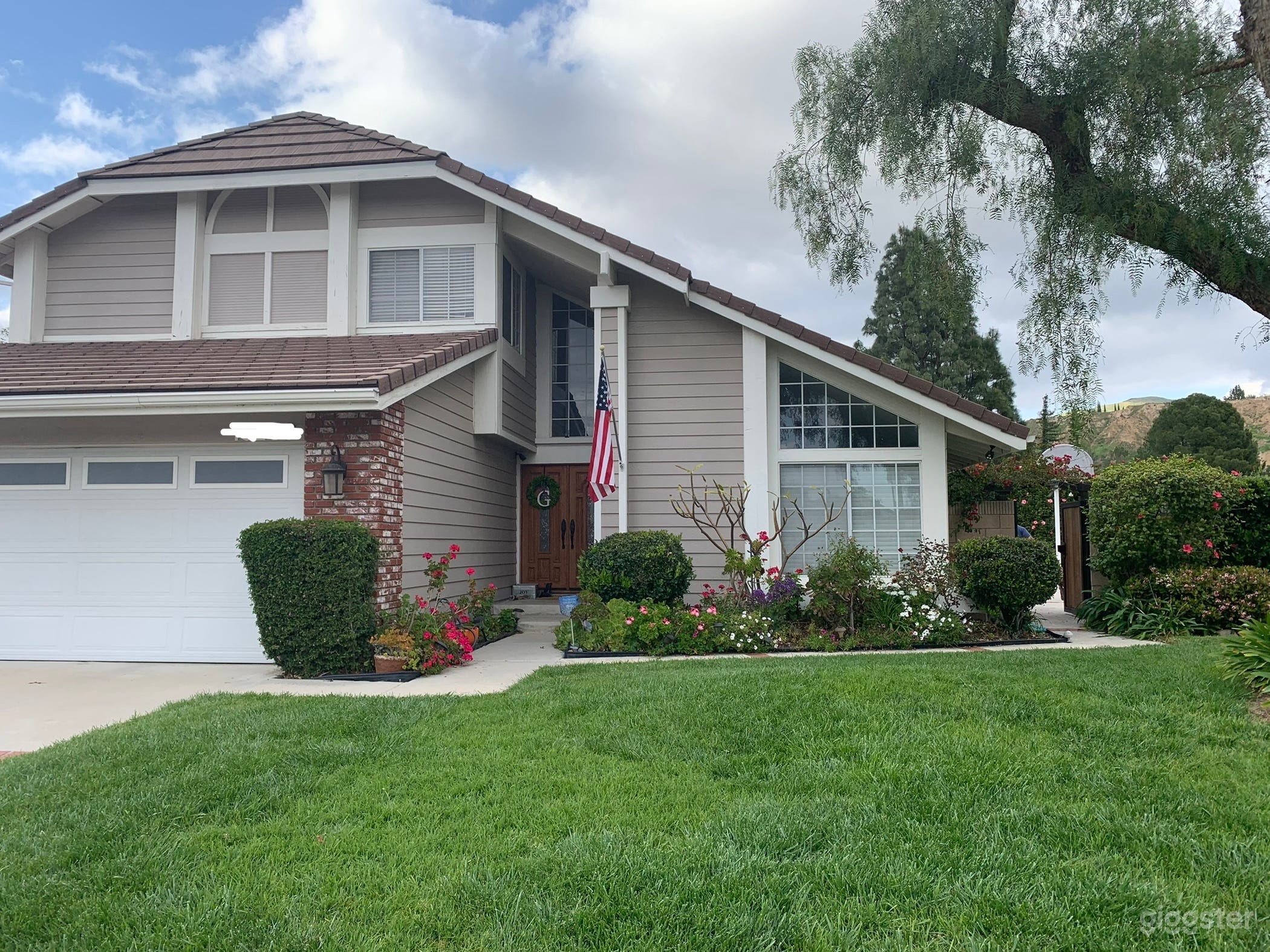 Porter Ranch- Suburban Family Home Photo 2