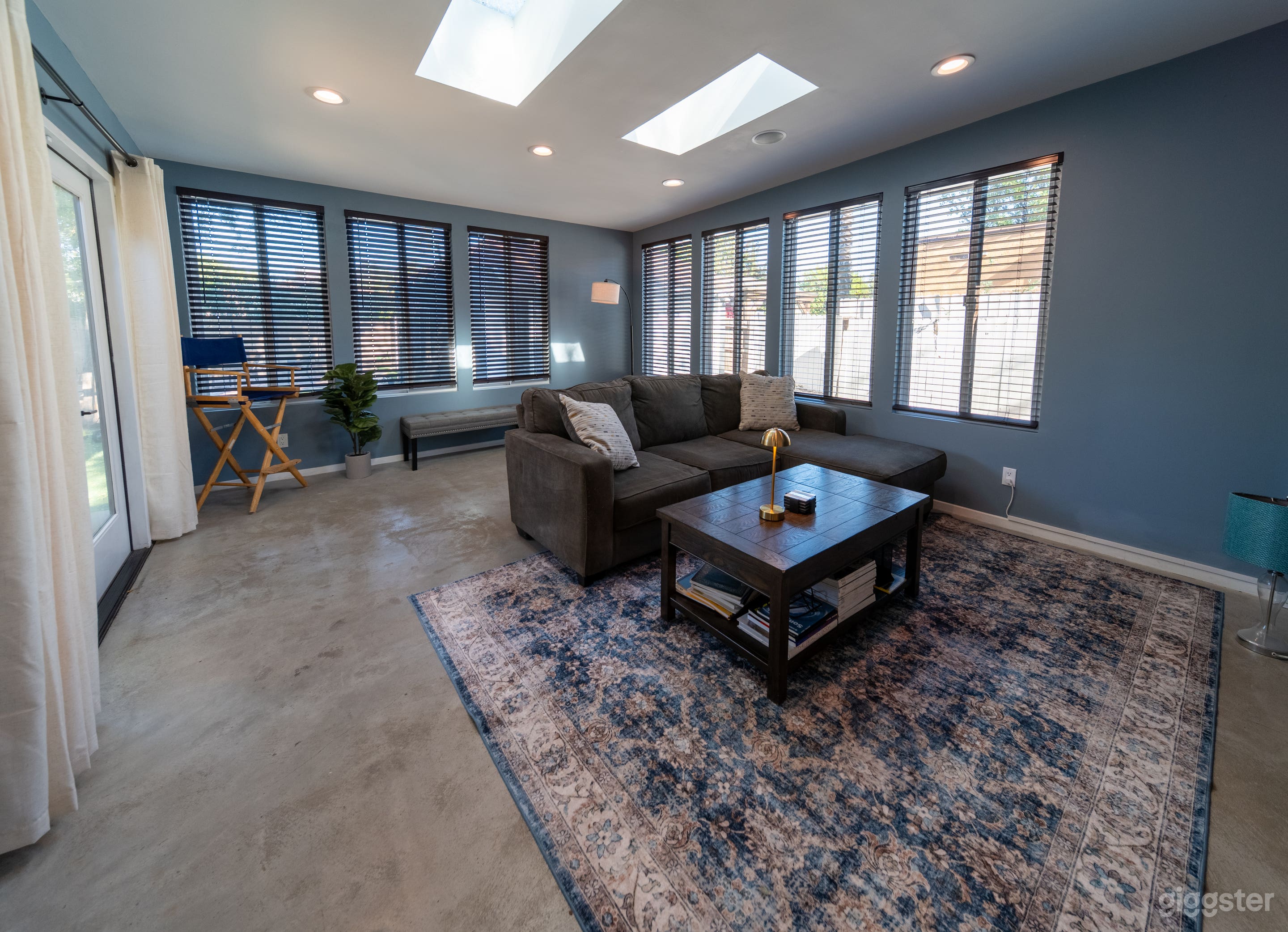 Whole House with Front and Backyard | Studio Garage w gear Photo 3