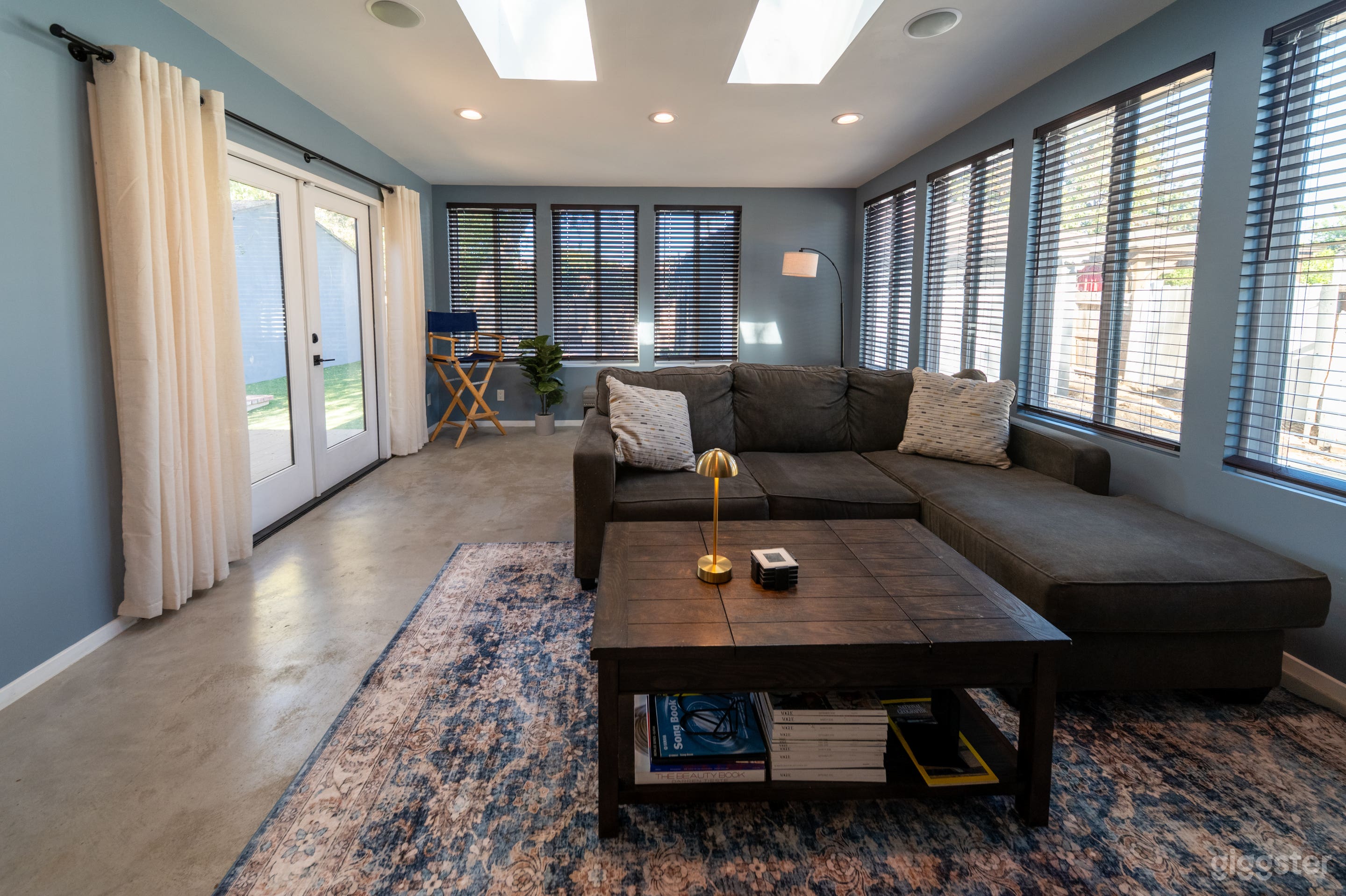 Whole House with Front and Backyard | Studio Garage w gear Photo 2