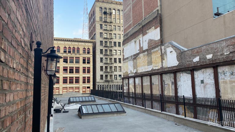  New York City-Style Rooftop in the Heart of DTLA 
