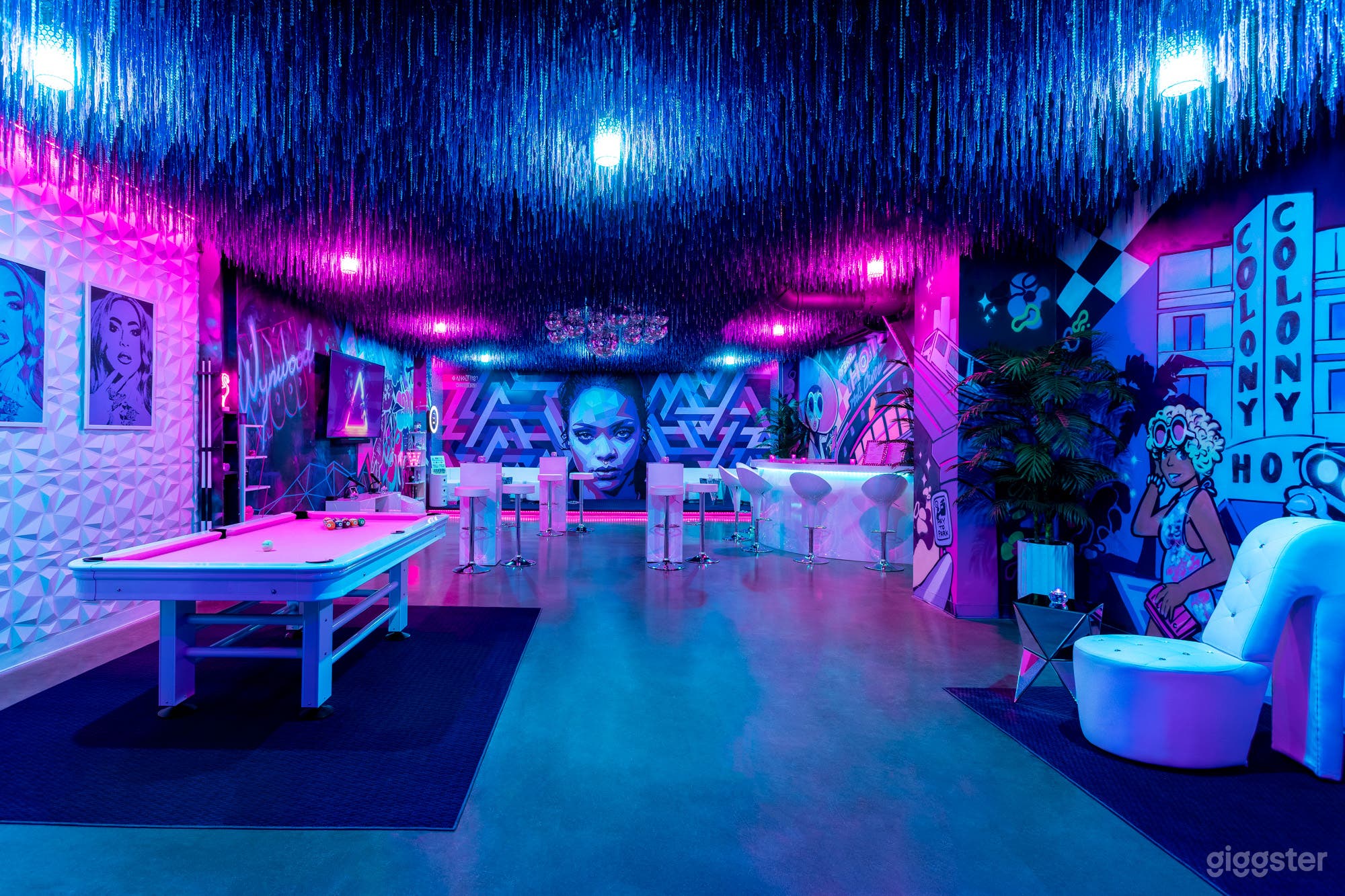 Retro Glam Inspired Private Lounge Photo 1