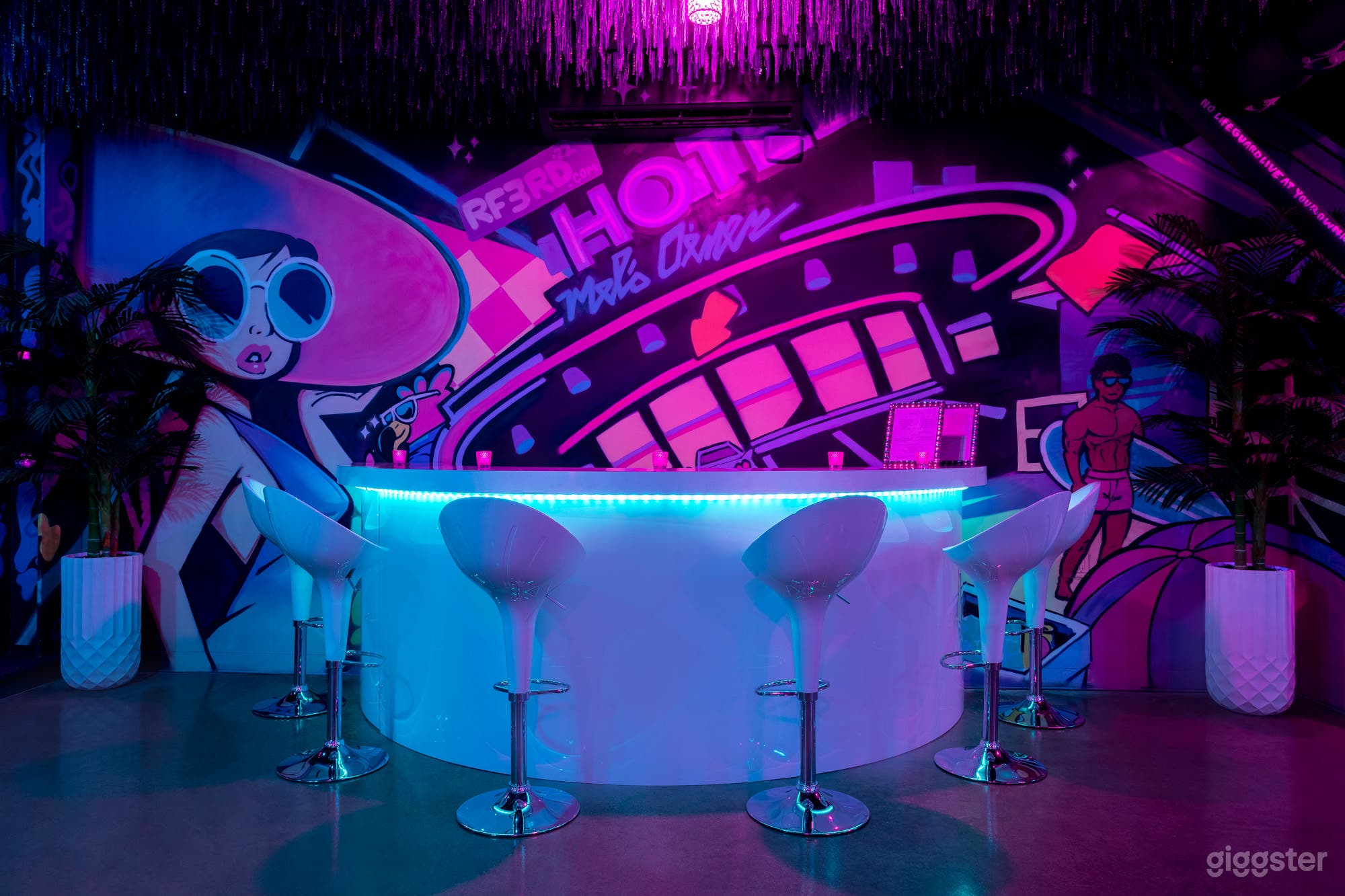 Retro Glam Inspired Private Lounge Photo 4