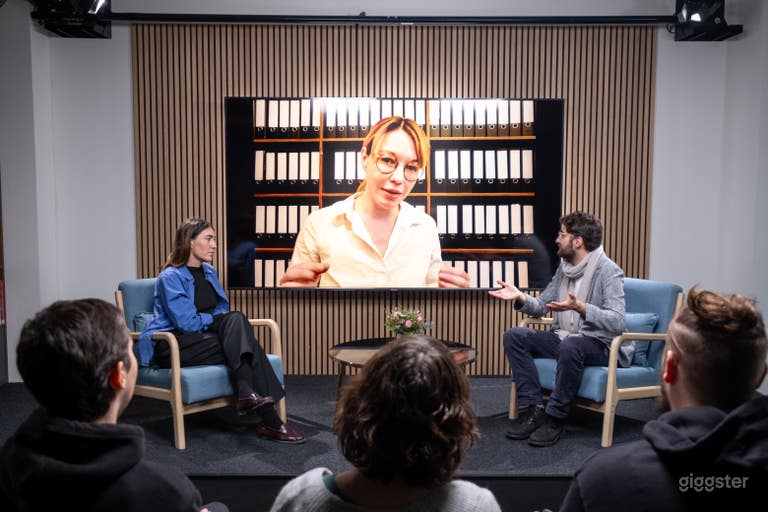  Bühnenstudio für Talkshows, Podiumsdiskussionen & Live-Events 